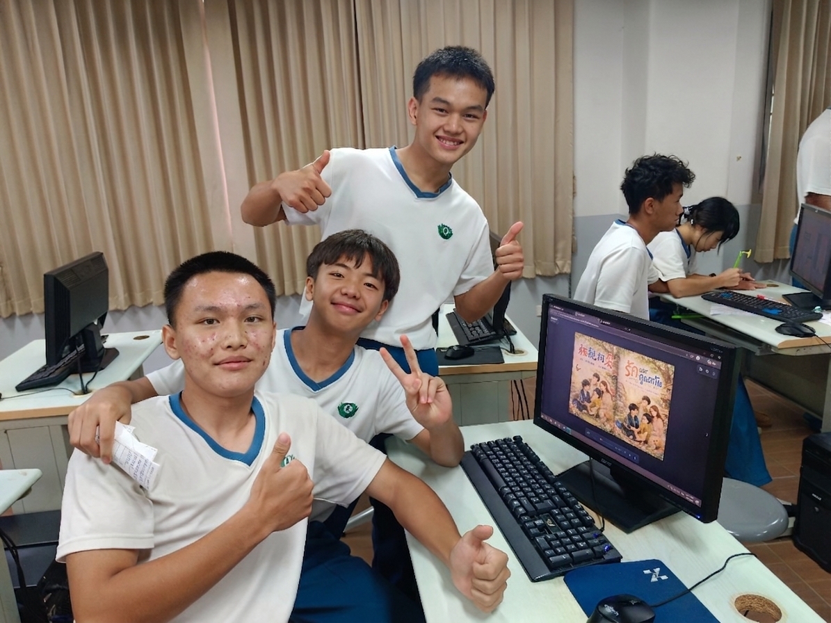 同學完成繪本設計後開心與作品合影