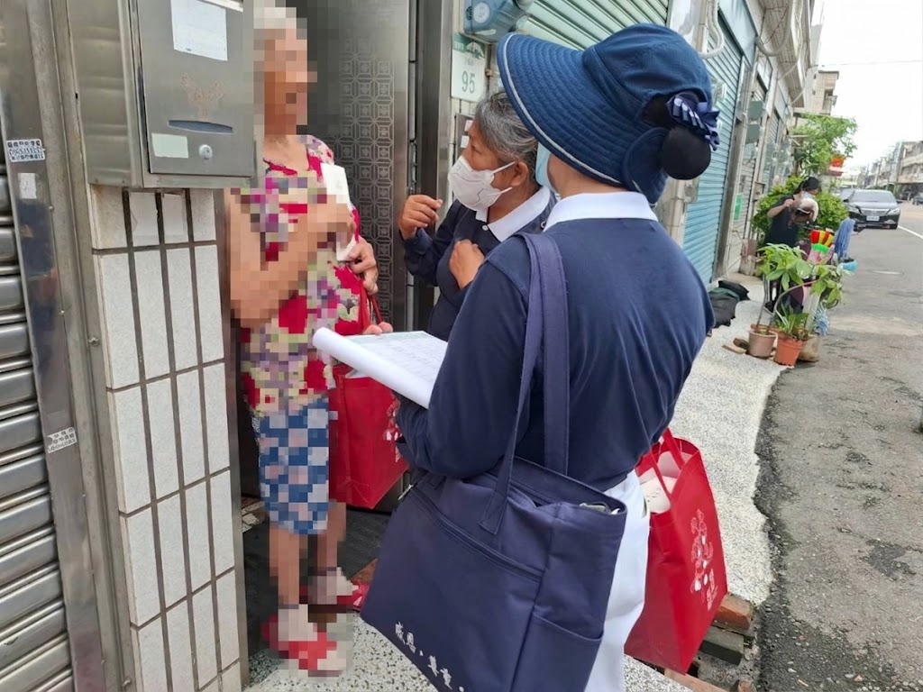 志工與社工穿梭在巷弄間，逐一關心居民受災情況與生活起居，傾聽長輩與弱勢鄉親的心聲。 