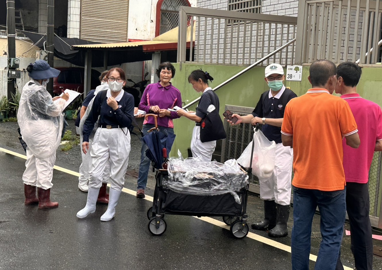 屏東地區慈濟動員志工與社工合計近兩百位人力，深入災情嚴重的佳冬鄉與東港鎮展開家訪。 