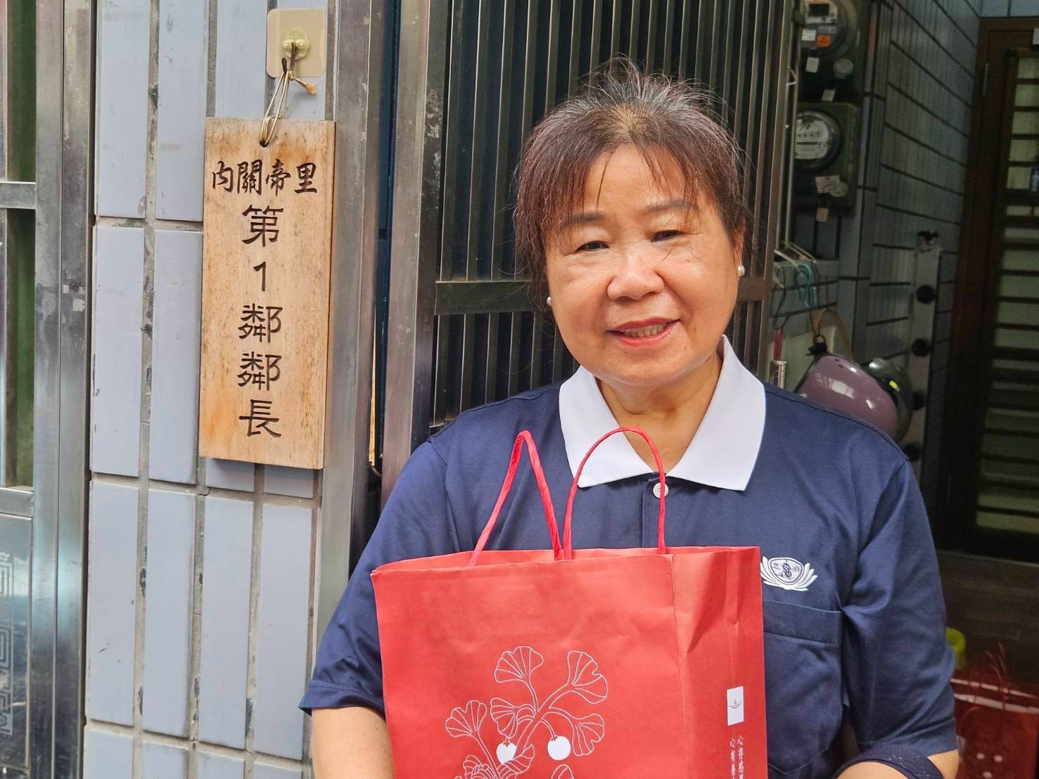 帶領志工逐戶關懷的陳富美師姐本身也是受災戶，家中同樣飽受水患之苦，但她放下自家善後工作，毅然投入第一線引導志工團隊，讓家訪任務得以順利進行。