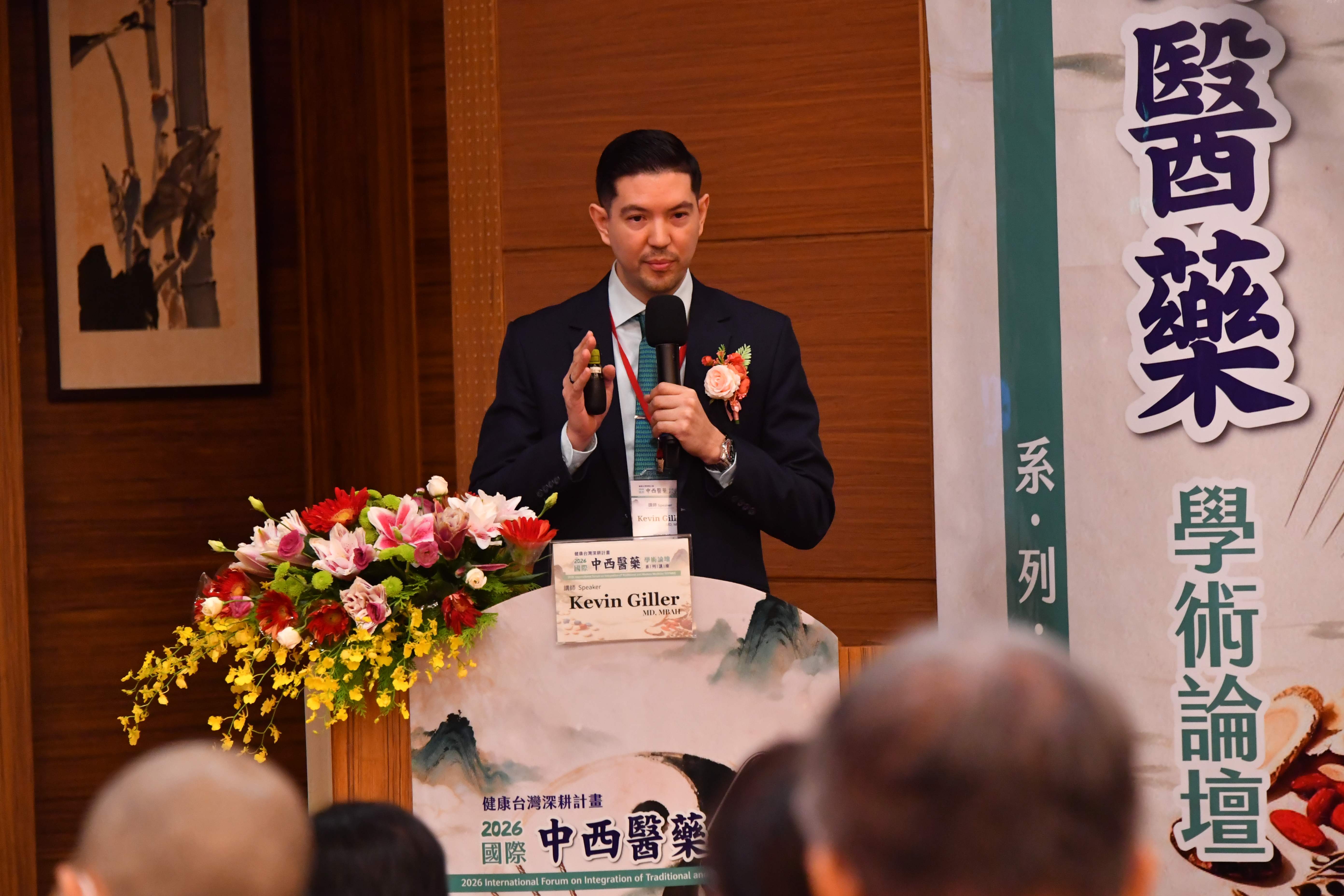 菲律賓中華崇仁醫院的 Kevin Giller 專家分享「代謝症候群與三高」的跨國臨床經驗。