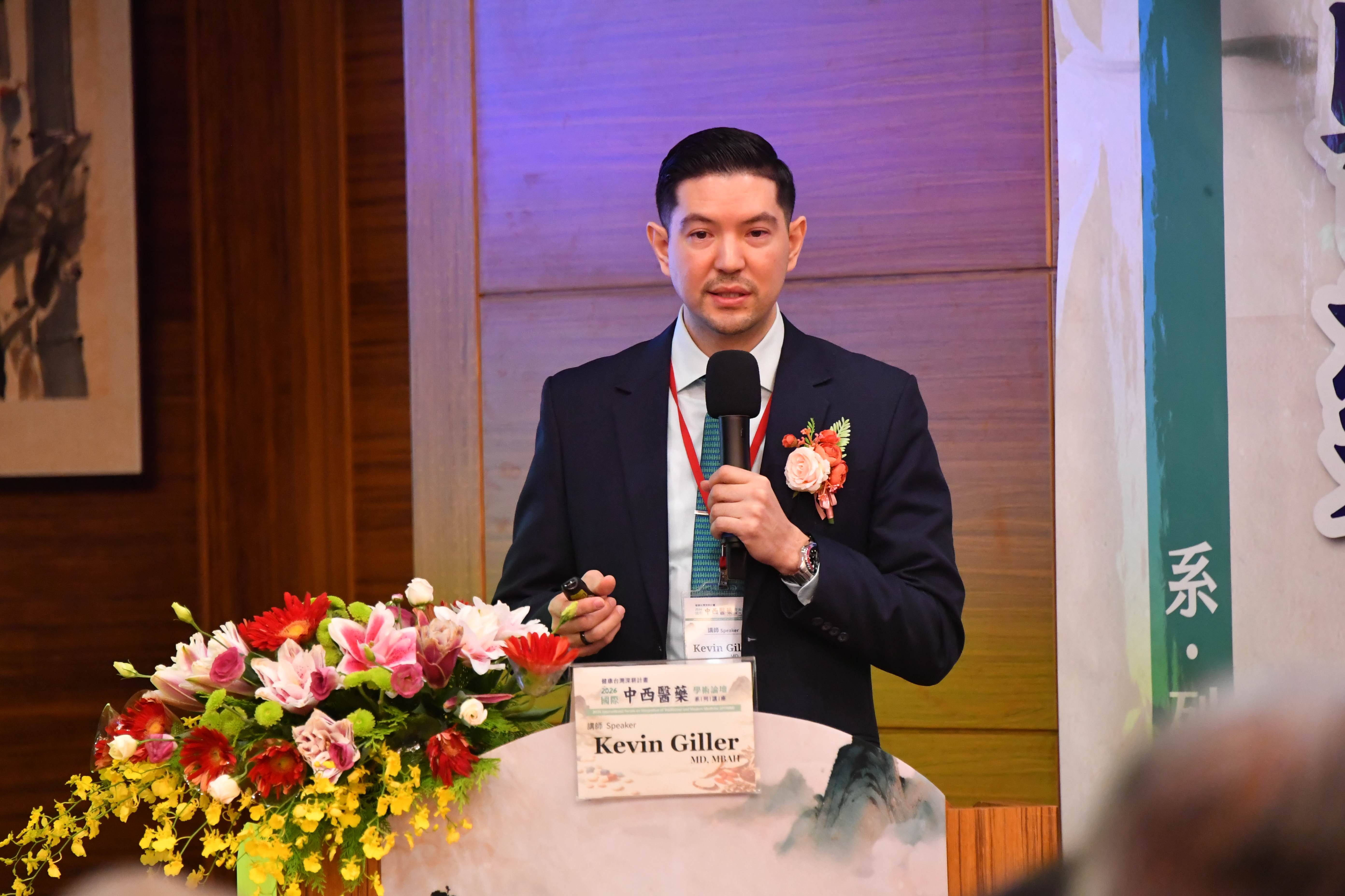 菲律賓中華崇仁醫院的 Kevin Giller 專家分享「代謝症候群與三高」的跨國臨床經驗。