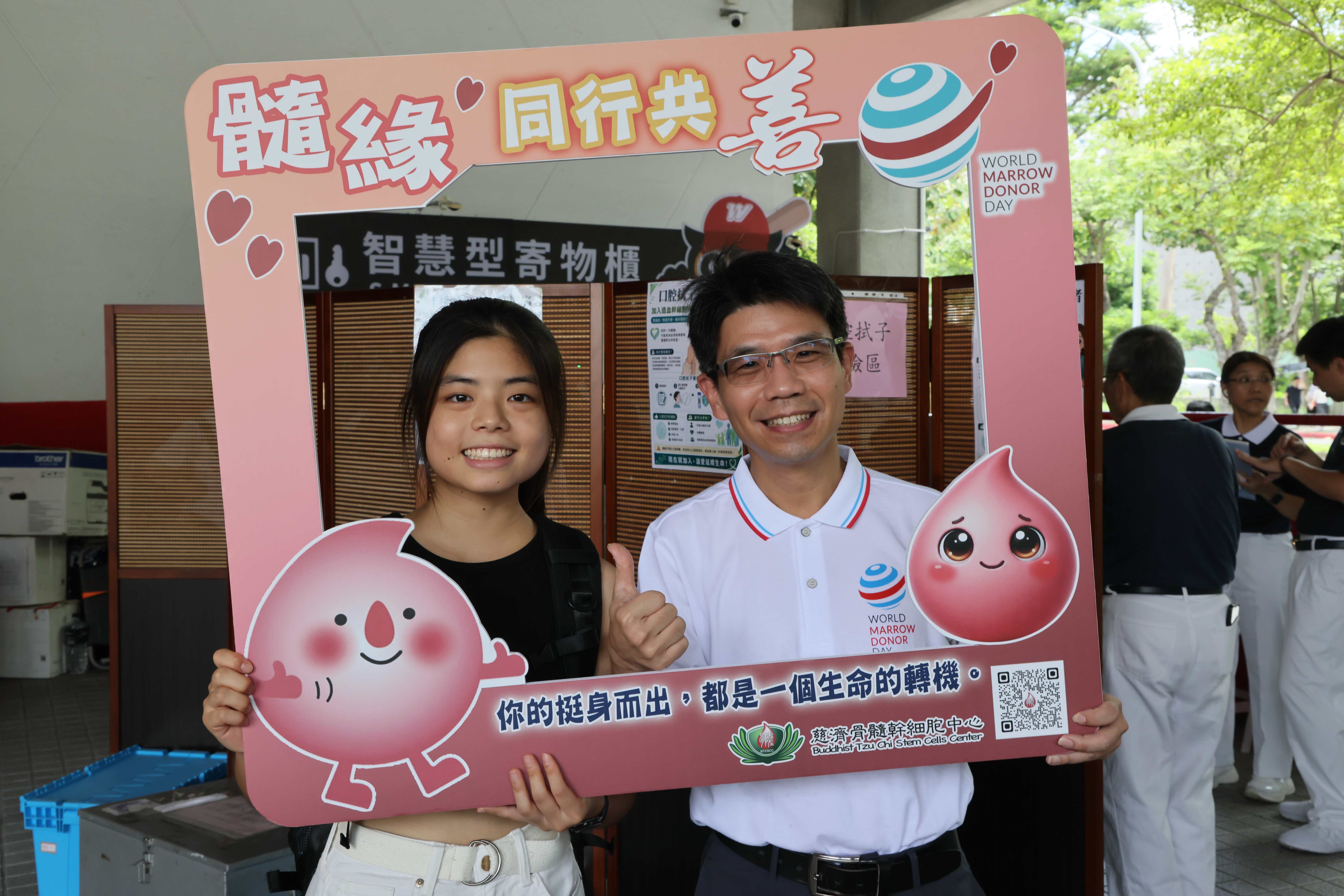 慈濟骨髓幹細胞中心主任楊尚憲(右)與剛滿18歲的女兒楊宛諭(左)合影，楊宛諭以實際行動響應首批口腔拭子建檔測試，象徵造血幹細胞救人理念的青年世代傳承。