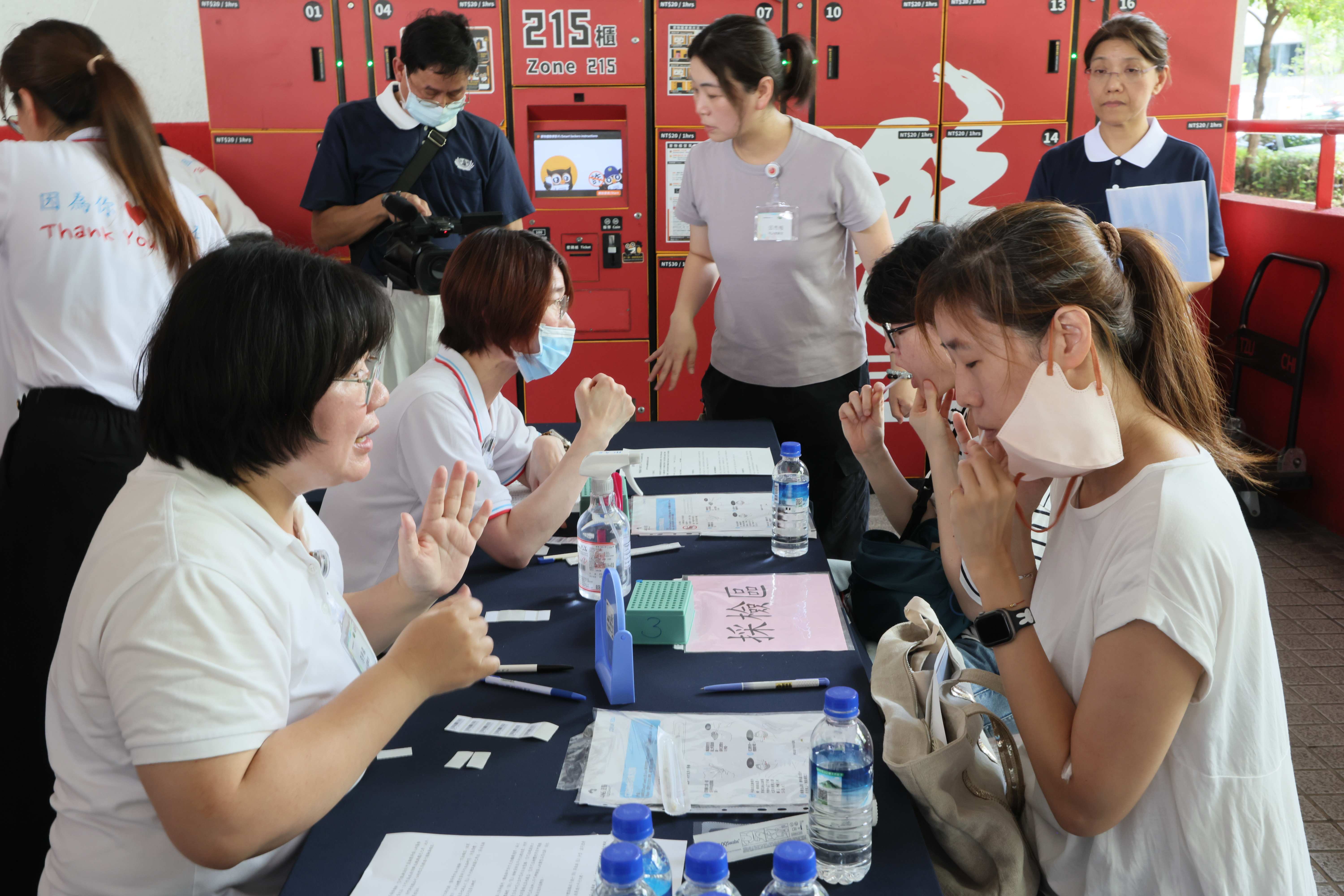 慈濟HLA實驗室團隊親臨天母球場，嚴謹把關首批20例口腔拭子檢體的採集、封裝與保存品質，確保後續基因定型之精準度。