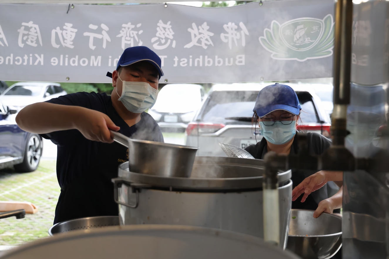 除了照顧災民，物資及膳食供應也是收容中心能否順利運作的重要環節。