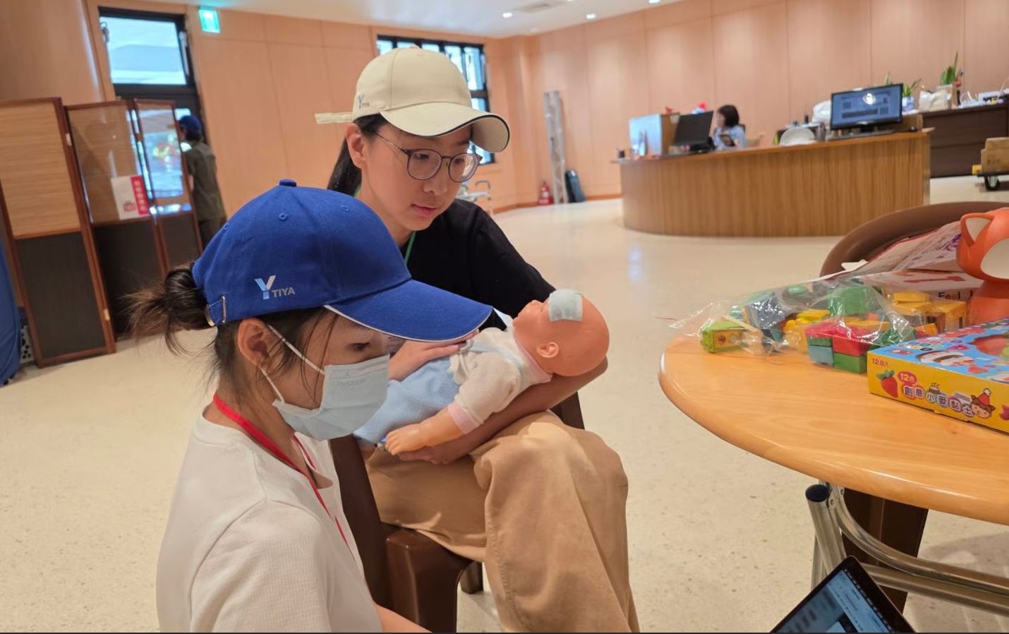 其中一項情境是收容中心內，一名女嬰突然高燒40度，但當時醫療及物資資源有限，學員必須立即判斷處置方式，回報應變中心並設法將女嬰送醫。