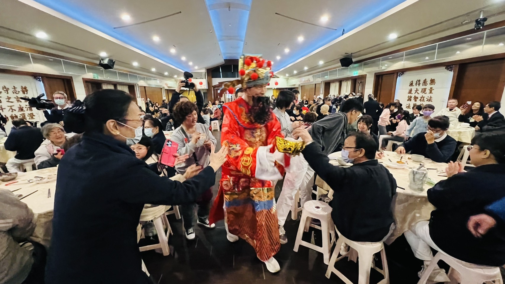 志工巧扮財神爺送喜糖祝福，並以音樂〈The Final Countdown〉帶動上菜秀。