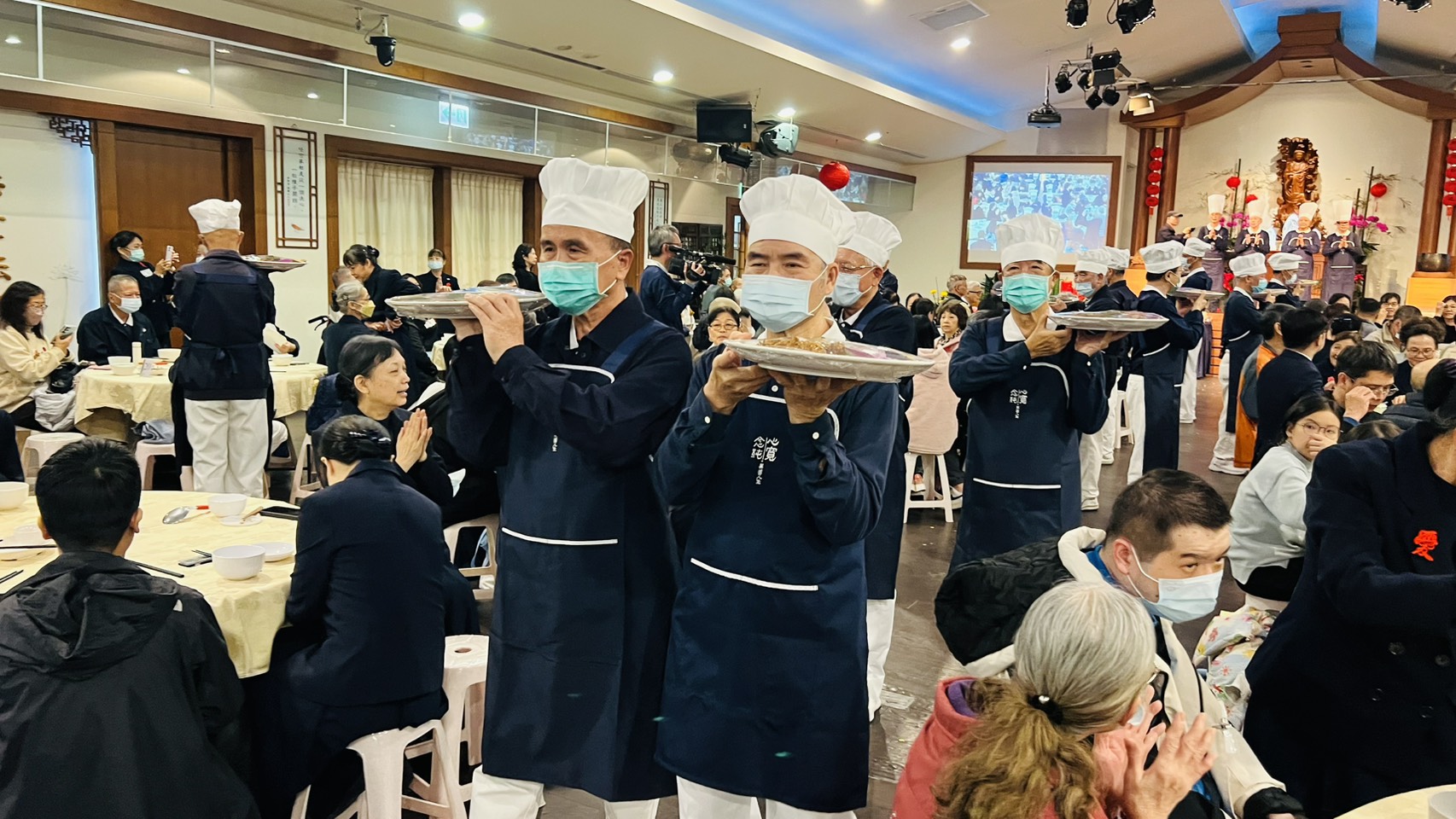 志工端上佳餚，讓大家盡情享用。