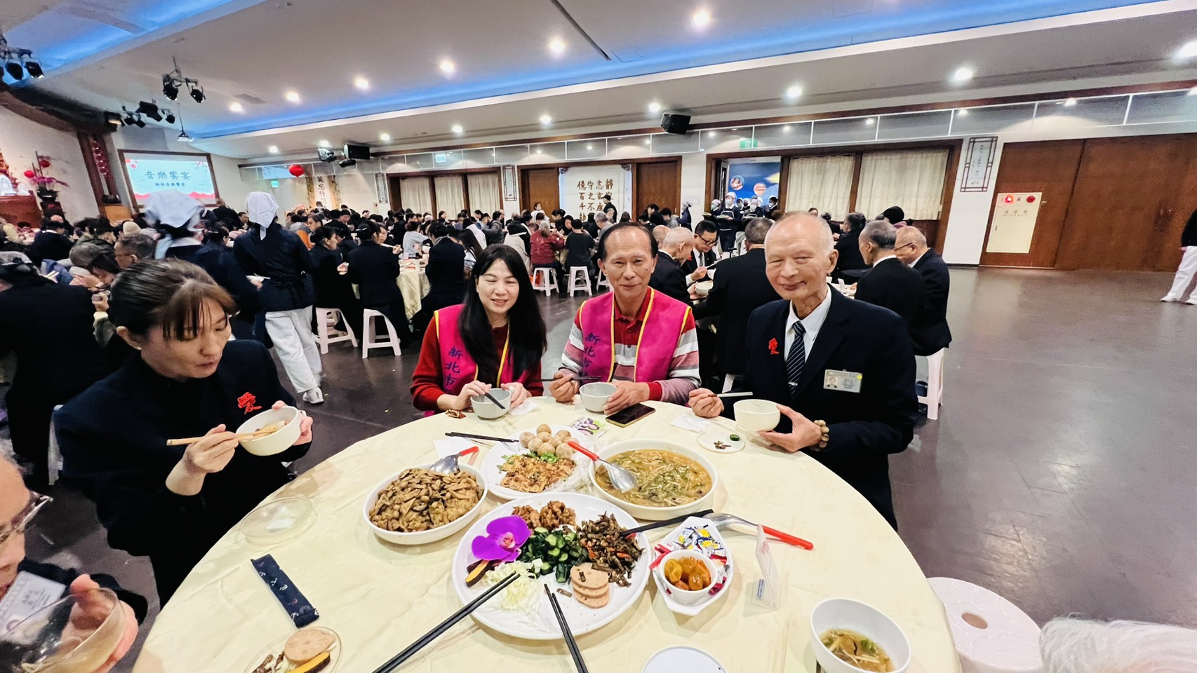 慈濟基金會內湖與汐止聯合舉辦冬令物資發放暨圍爐活動，來自兩地的感恩戶與關懷戶共六十一戶、一百二十位參加，並有四百一十五位志工投入服務。