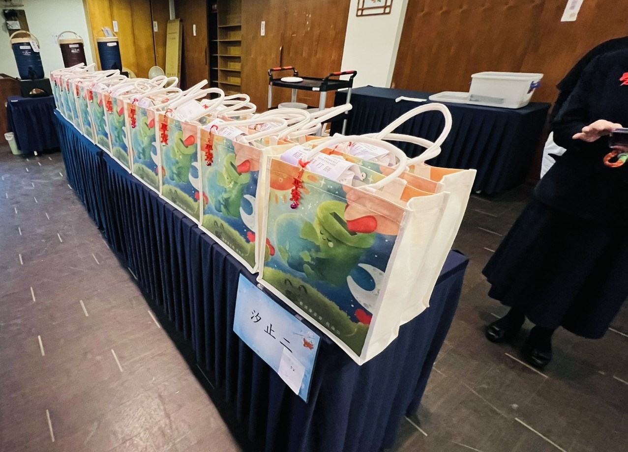 冬令物資提袋禮，內含香積飯、香積麵、蔬食餅乾、木鱉果素鬆及福慧珍粥等淨斯食品。