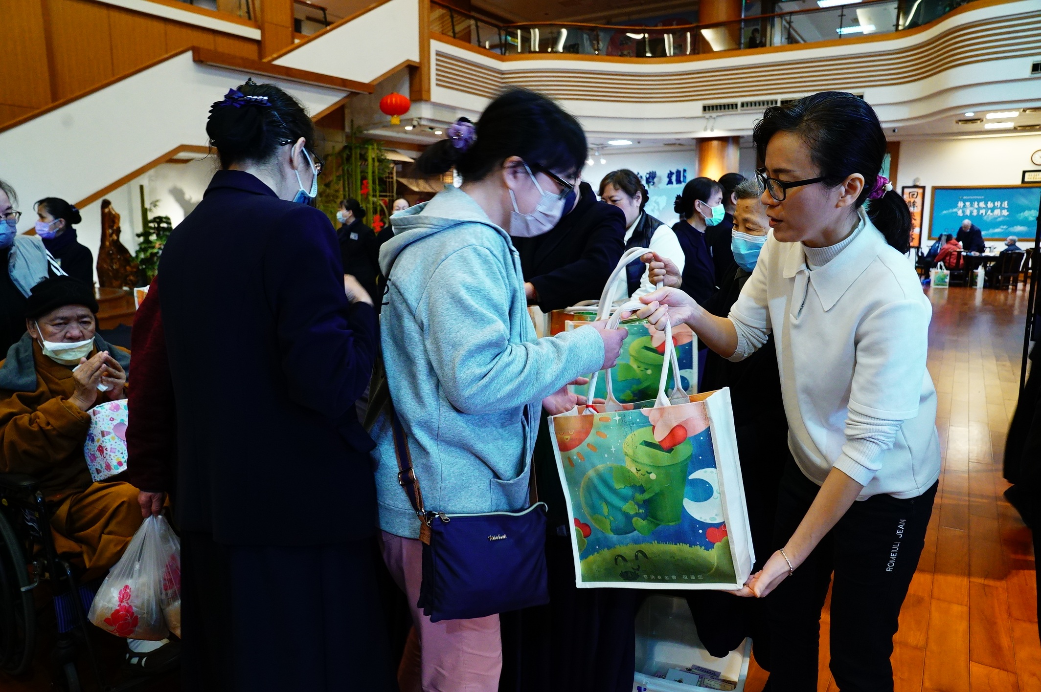 農曆年節將至，慈濟基金會秉持「以愛鋪路、以善傳家」的精神，1月31日在板橋志業園區舉辦「2026北區冬令發放祈福會」。