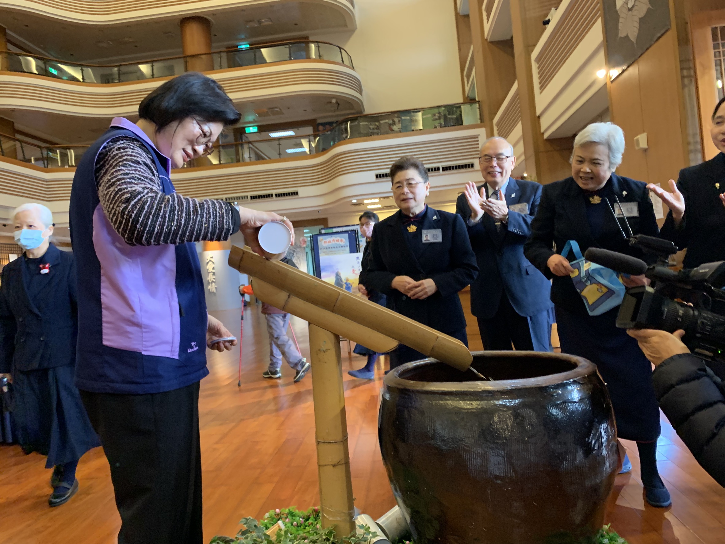 新北市社會局局長李美珍特別攜竹筒「回娘家」，致詞時表示：「每天將零錢投入竹筒，累積善念，響應上人關懷弱勢的精神。」