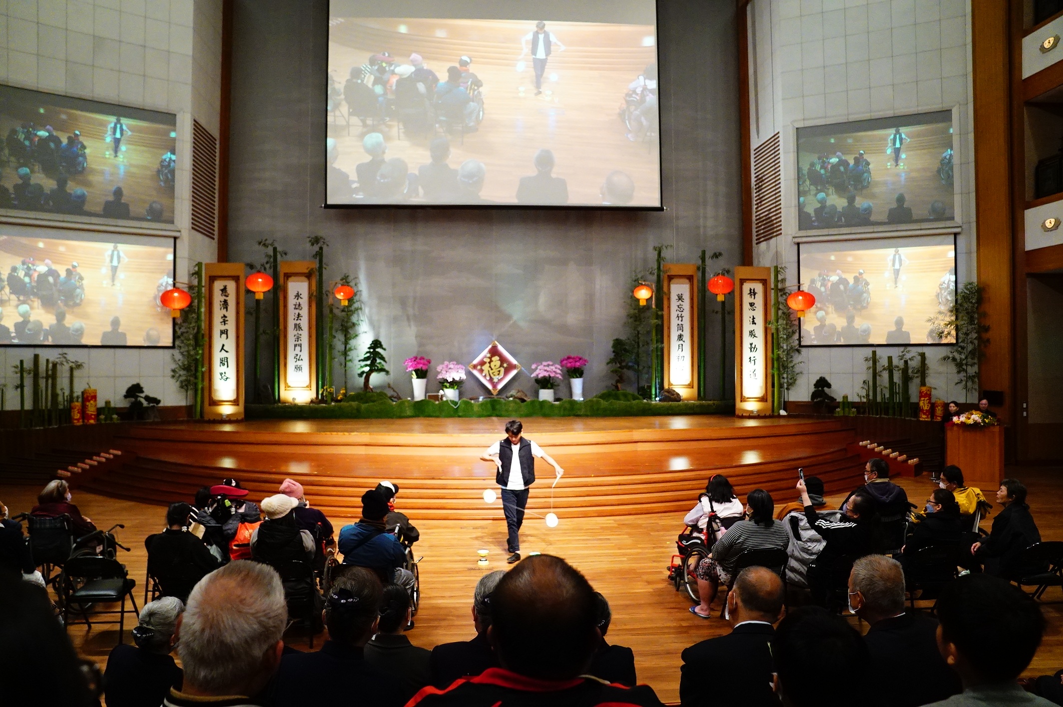 林平倫帶來扯鈴表演，結合傳統技藝與新式發光鈴，炫目演出令觀眾目不轉睛。