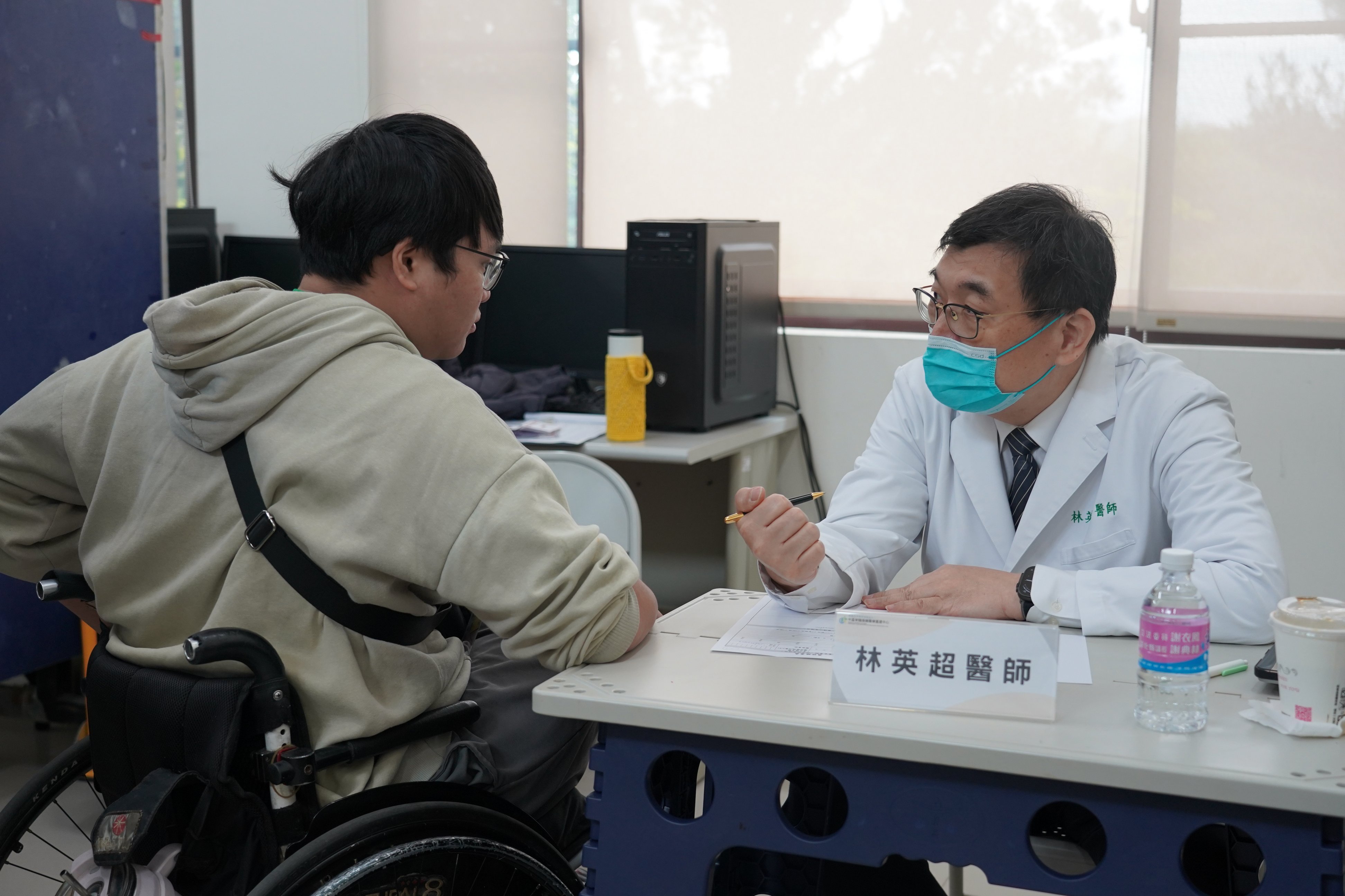 002:神經醫學中心主任林英超(右)與傷友巫先生(左)深入對談,針對困擾已久的神經痛給予專業建議,讓傷友倍感安心。