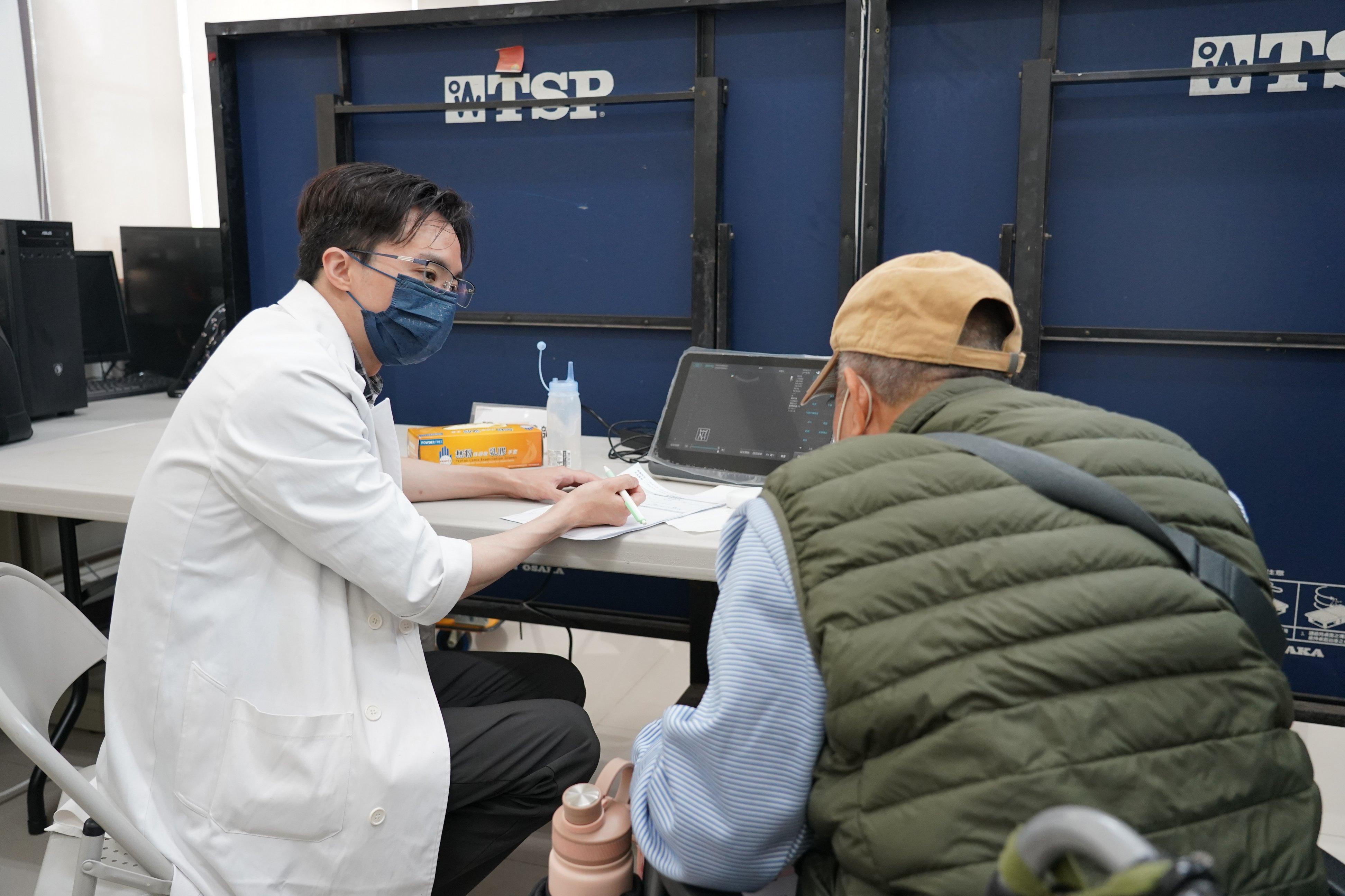 泌尿科醫師張天佑(左)針對傷友常見的排尿障礙、尿路感染與導尿問題提供專業諮詢與超音波檢查。