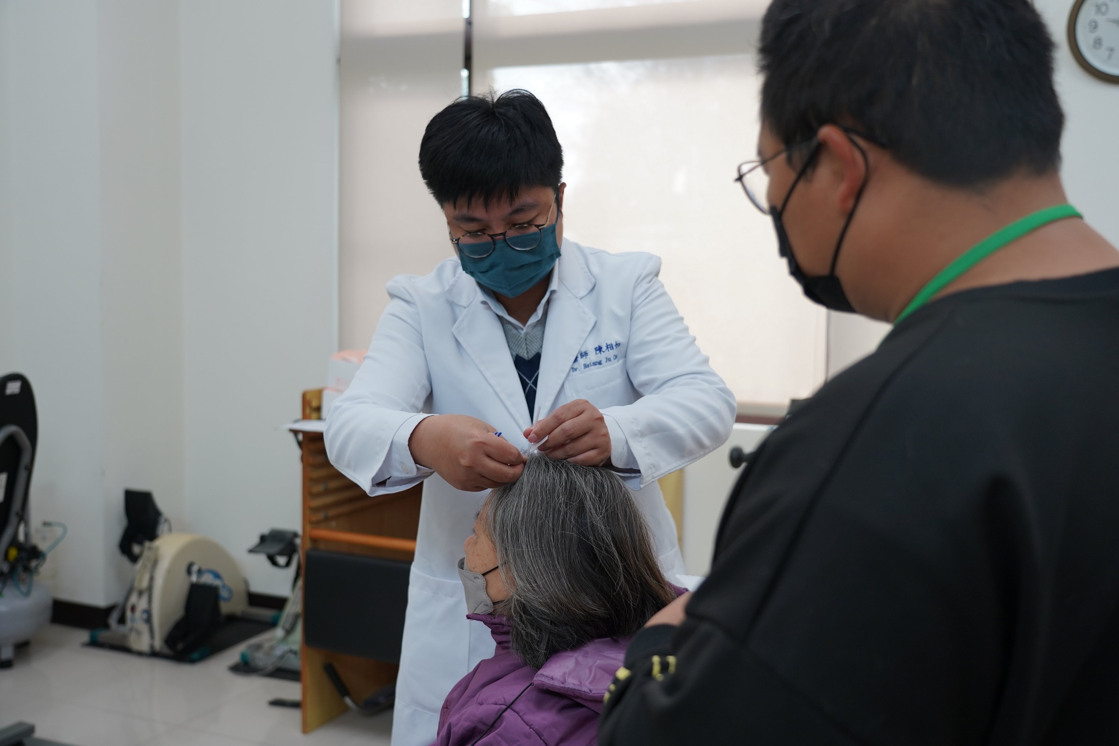 中醫部醫師陳相如(左)為傷友針灸治療,透過中西醫合療模式,協助傷友放鬆肌肉張力並緩解神經疼痛。