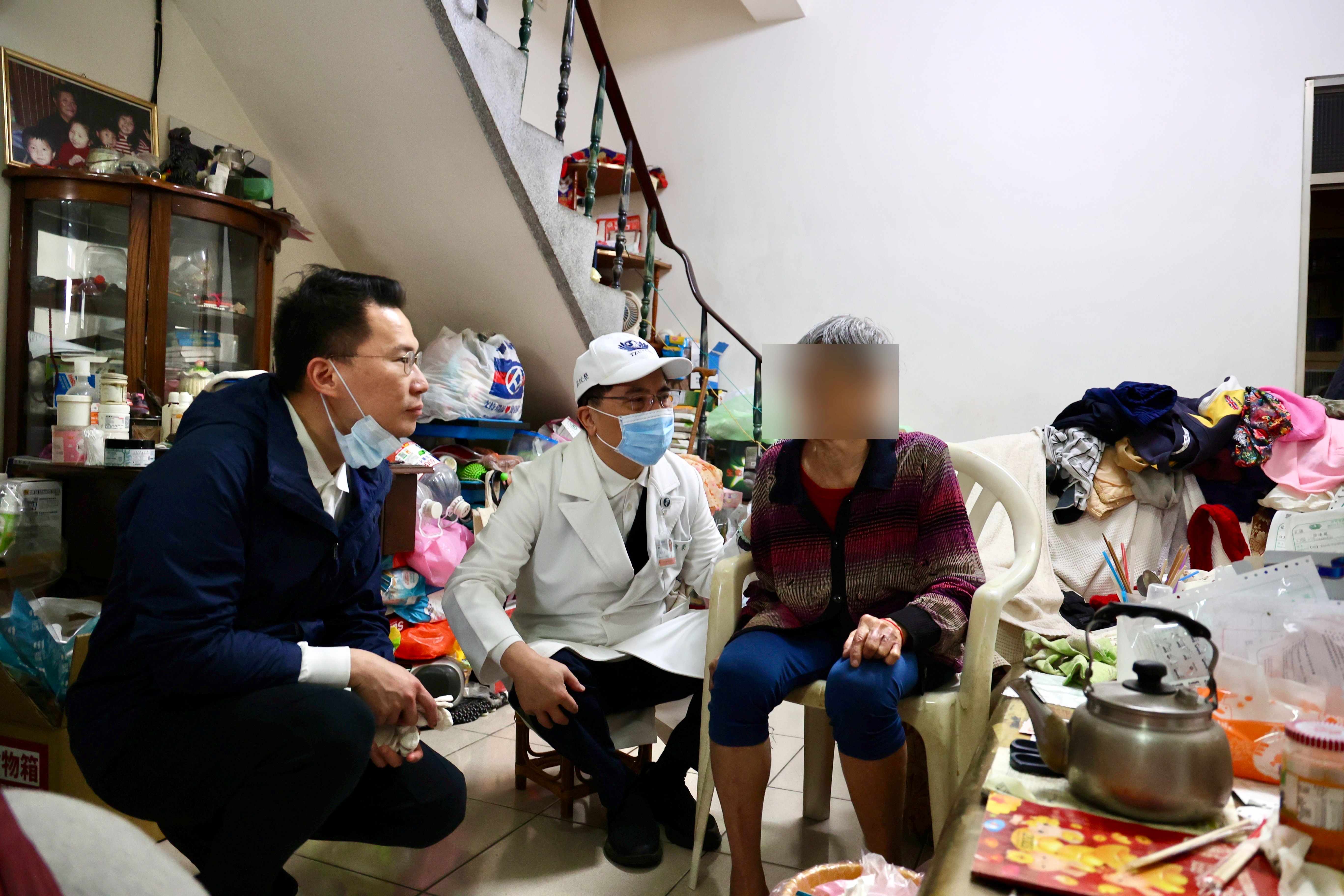 花蓮慈院林欣榮院長與神經外科部蔡昇宗主任發揮神經外科專長，關懷阿嬤的手抖、步態不穩的問題。