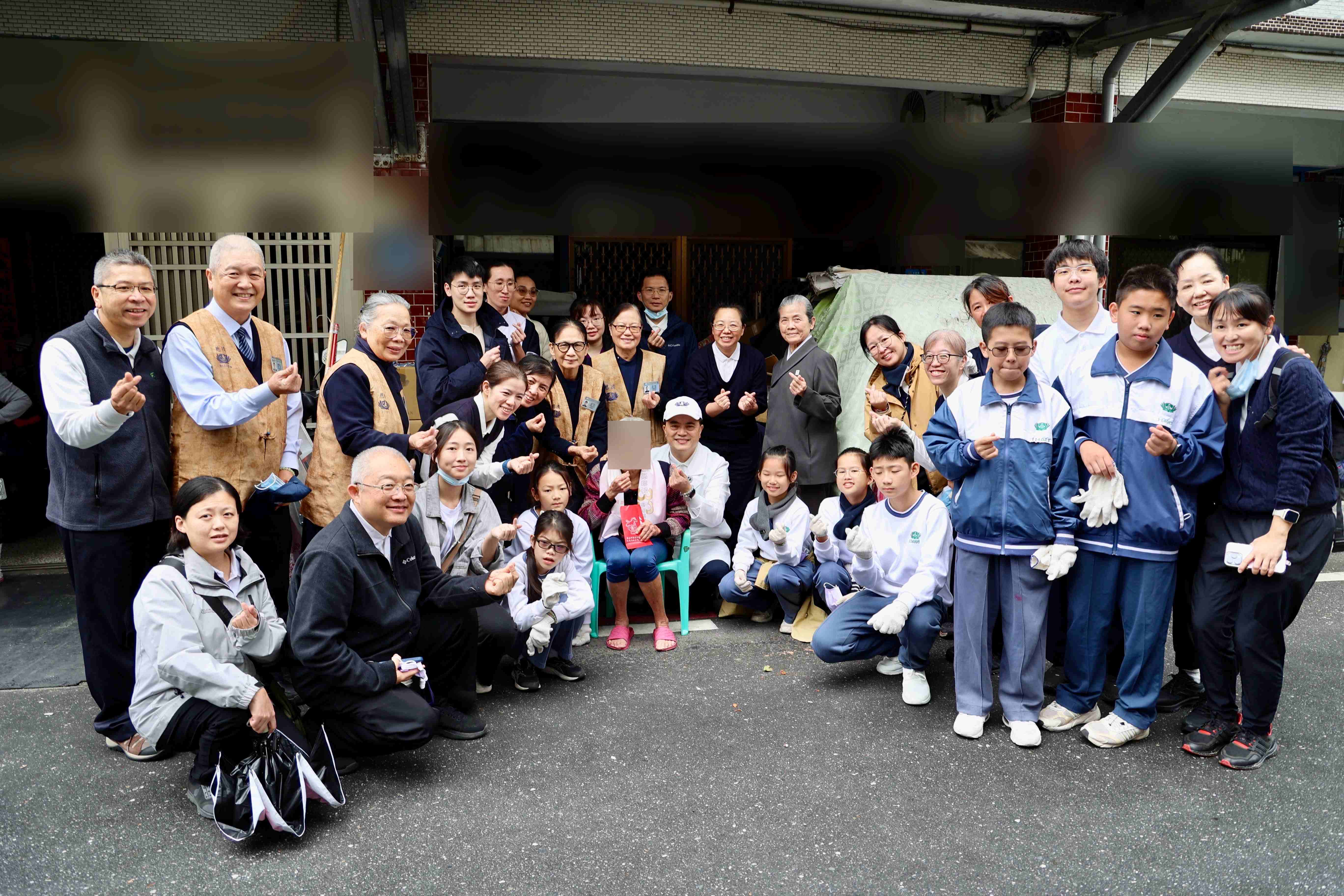 響應慈濟基金會創立60年來訪視關懷的大愛，關懷團隊由林欣榮院長阿公帶著二代的年輕同仁與三代孫子出門，保持著花蓮慈院40年來的歲末關懷的傳統。