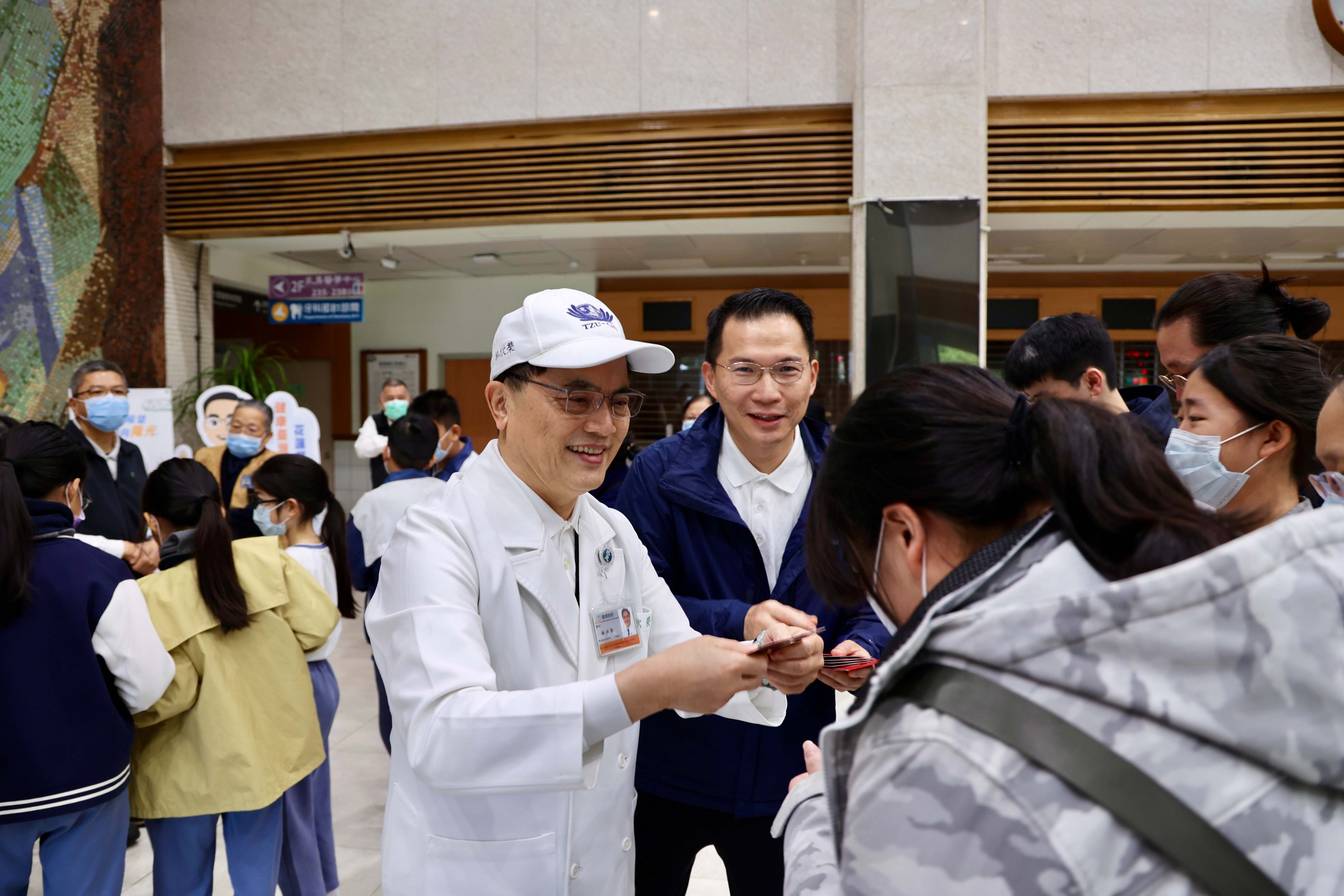 出門前，花蓮慈院林欣榮院長也為團隊送上來自總統府的祝福。