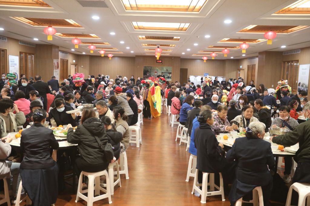 圍爐不僅是年節的象徵，更是慈濟歲末活動中最溫暖、最具意義的心靈儀式。