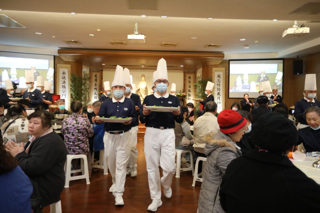 上菜秀登場後，志工陪伴照顧戶圍坐圓桌，親切寒暄、細心夾菜，在歡笑聲中，久違的「一家人吃飯」畫面悄然重現。