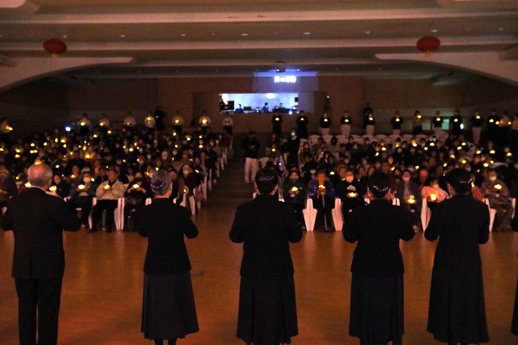 志工團隊則以戲劇重現「竹筒歲月」，演繹六十年前花蓮家庭主婦每日五毛錢入竹筒的慈善起源，展現慈濟精神代代相傳。