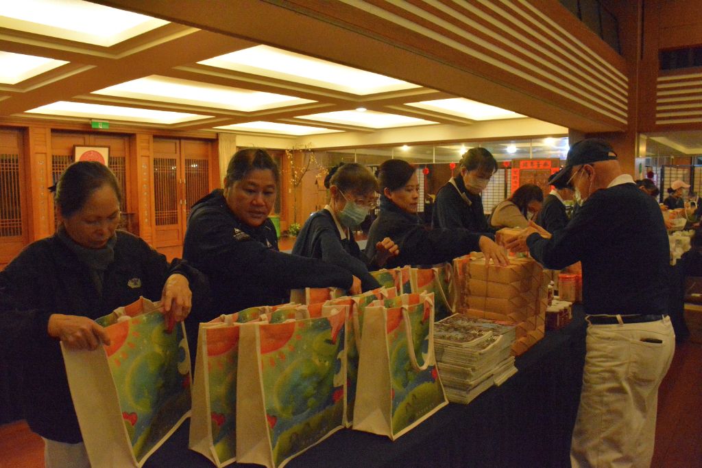 慈濟志工齊聚雙和聯絡處，進行冬令祝福禮物資打包作業。