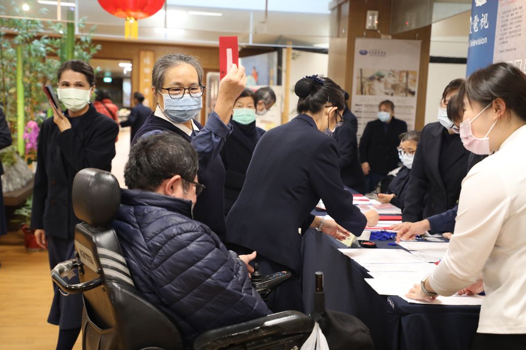 慈濟歲末發放與圍爐的背後，是慈濟志工多年訪視與陪伴所累積的「愛的存款」。