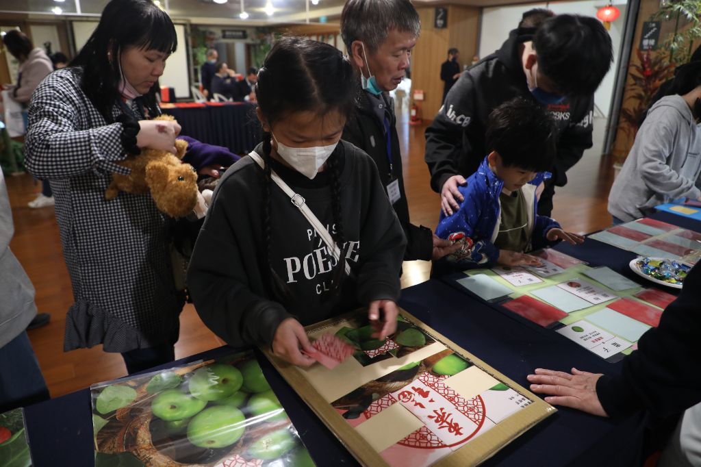 分站活動––健康諮詢、義剪、寫春聯、童玩與蔬食體驗等站點熱鬧溫馨，長者安心問診，孩童歡笑遊戲，筆墨與剪刀傳遞新年的祝福與好心情。