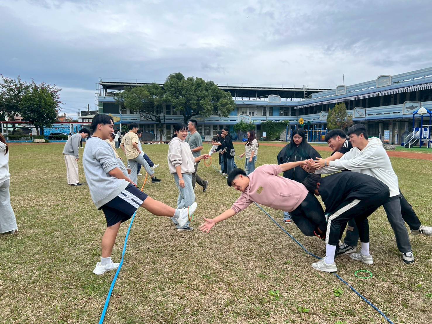 團體挑戰的任務強調彼此合作,讓青少年在競爭中發揮個人優勢