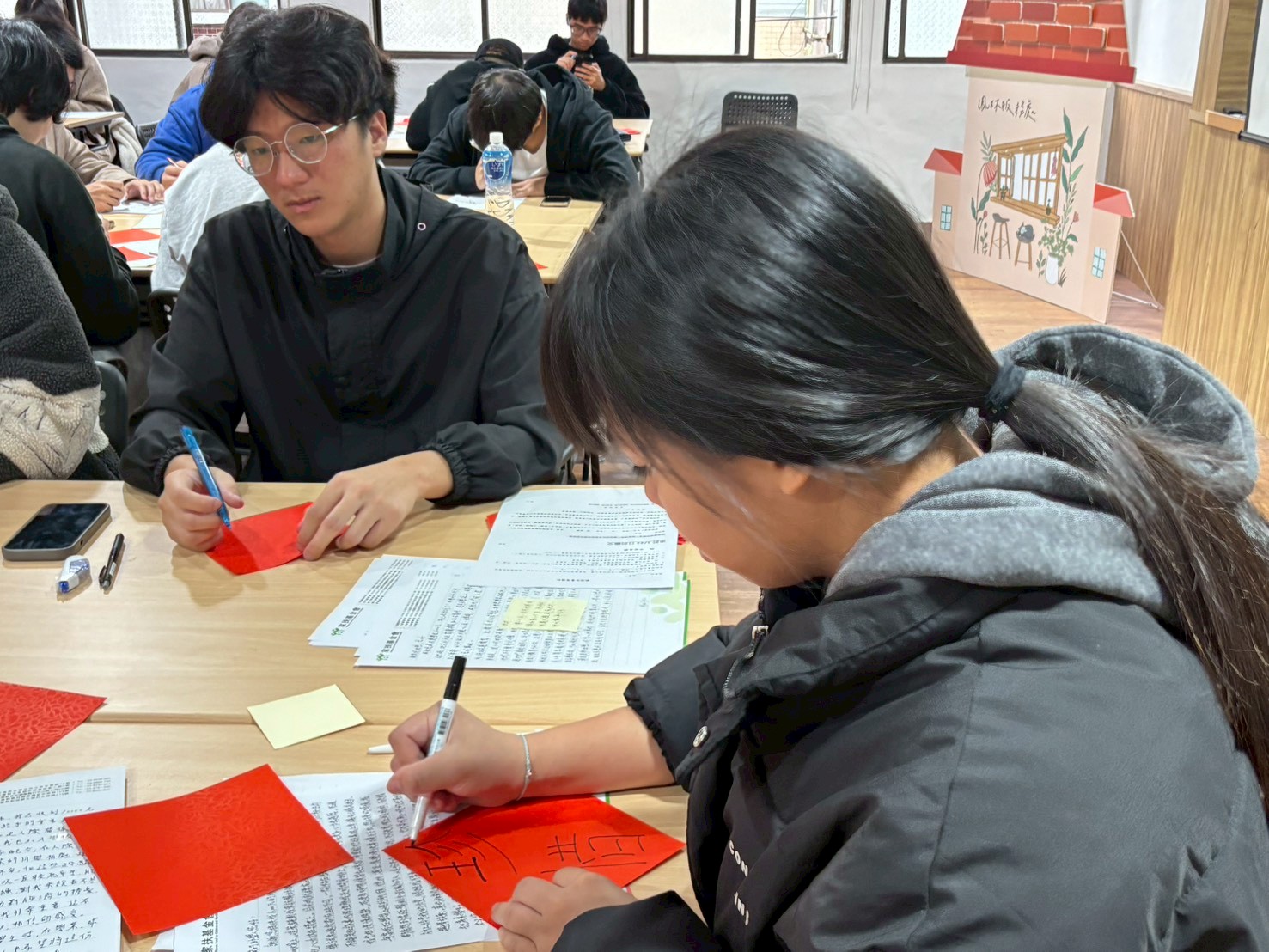 鳳林的說明會中請學子寫下想對自己或他人所說的話,鼓勵彼此有充滿元氣的新開始