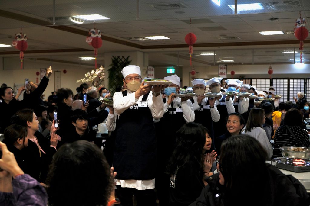 香積志工們用心準備的五道菜，在趙有誠院長、各大醫王、慈濟志工及社區里長們的誠心下，開始上菜了。