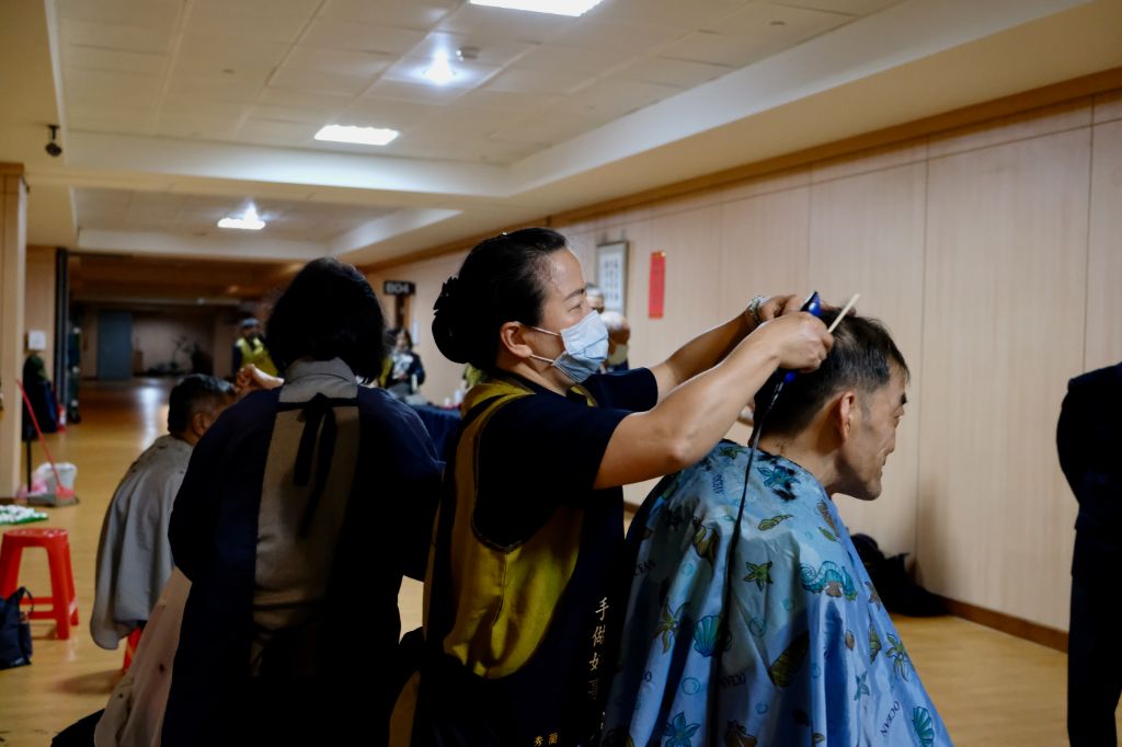 在為照顧戶及關懷戶舉辦的圍爐發放活動中，義剪也是不可或缺的活動之一。