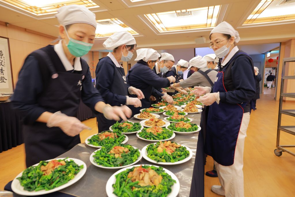 香積菩薩們用心準備五道吉祥年菜。暖大家的心、暖大家的胃。