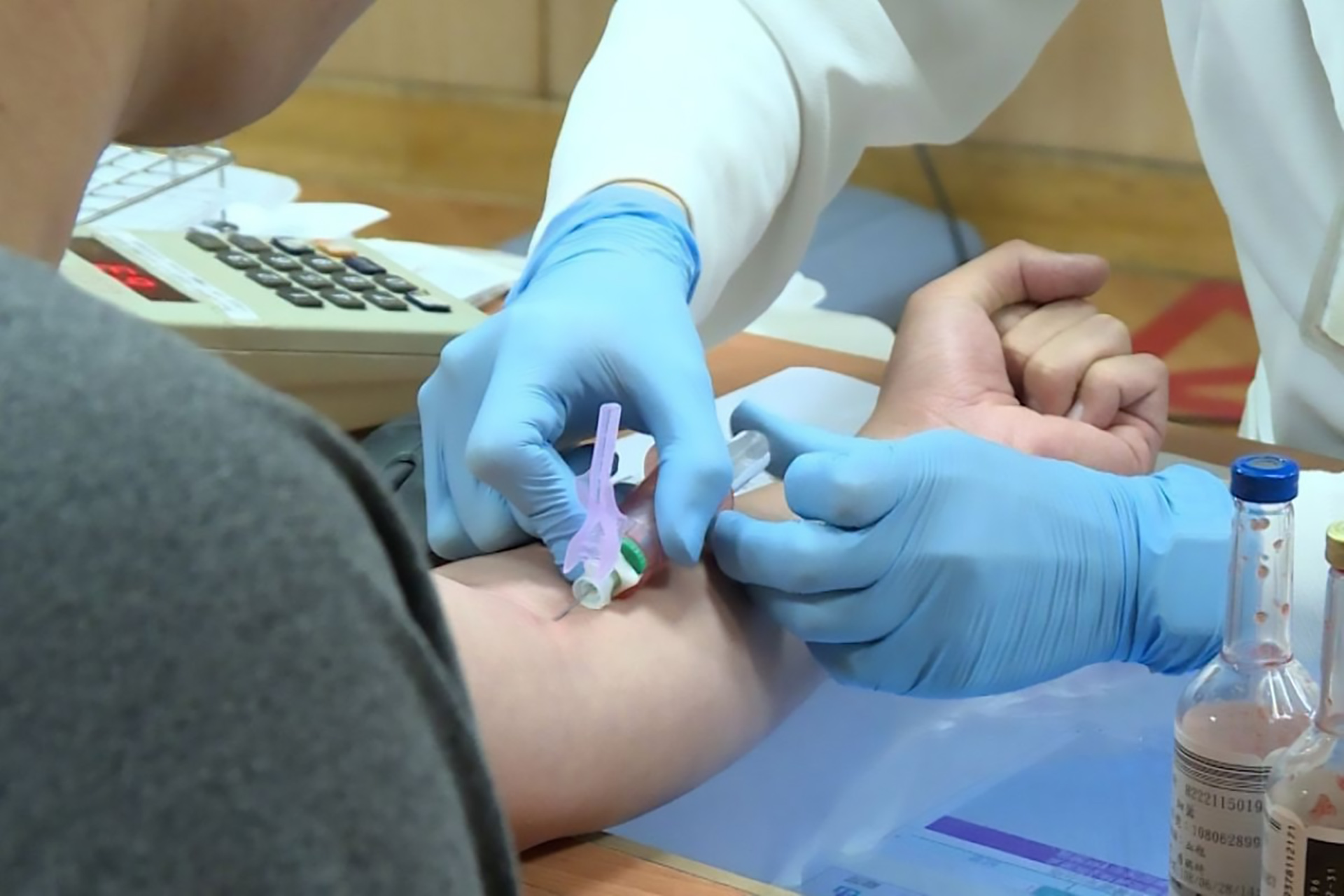 門診與健檢族群配合原有抽血流程多留存檢體,全程不增加扎針次數,也不影響任何檢查結果。