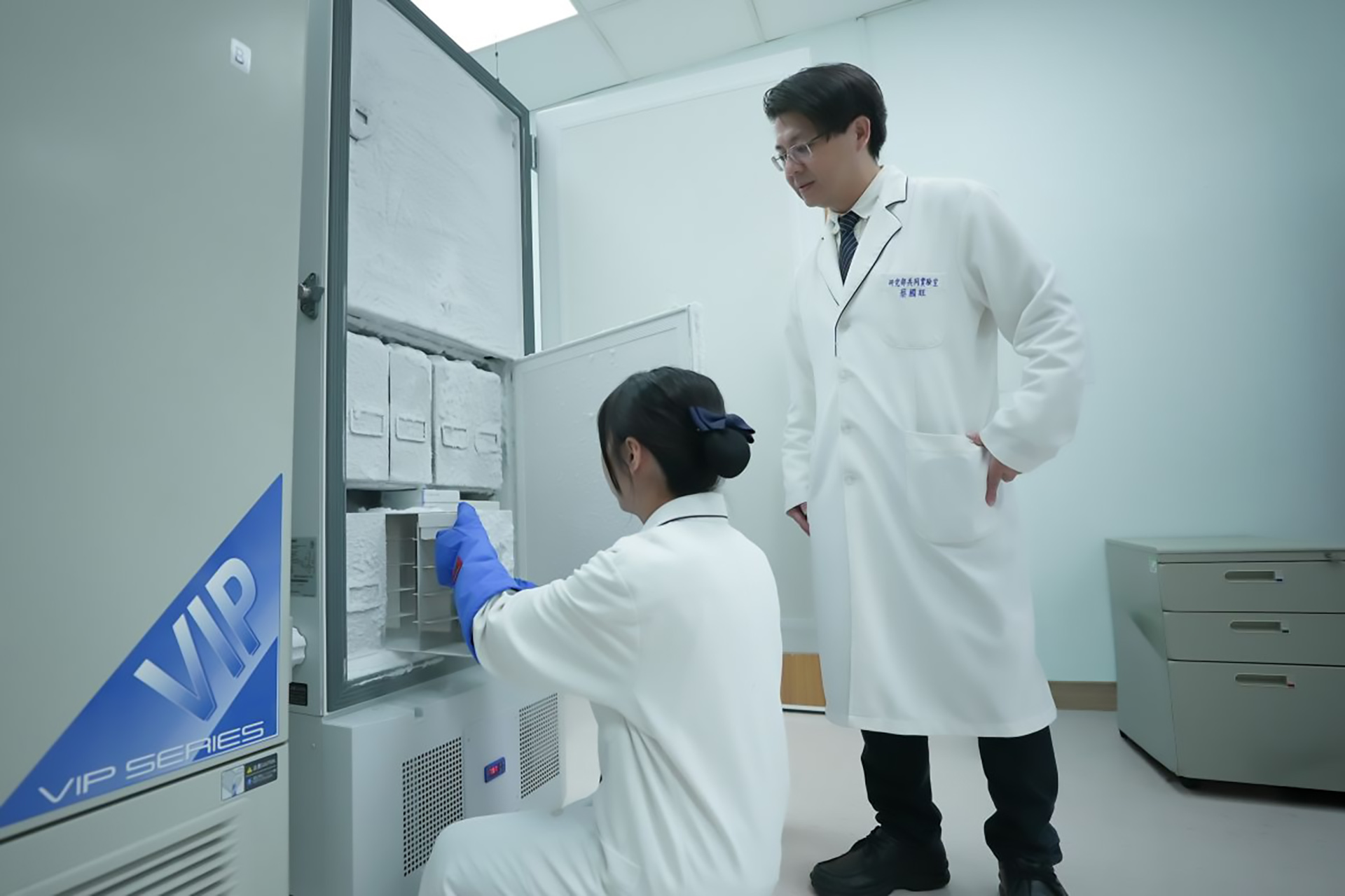 人體生物資料庫收集的臨床檢體,妥善保存於醫用冰箱內。