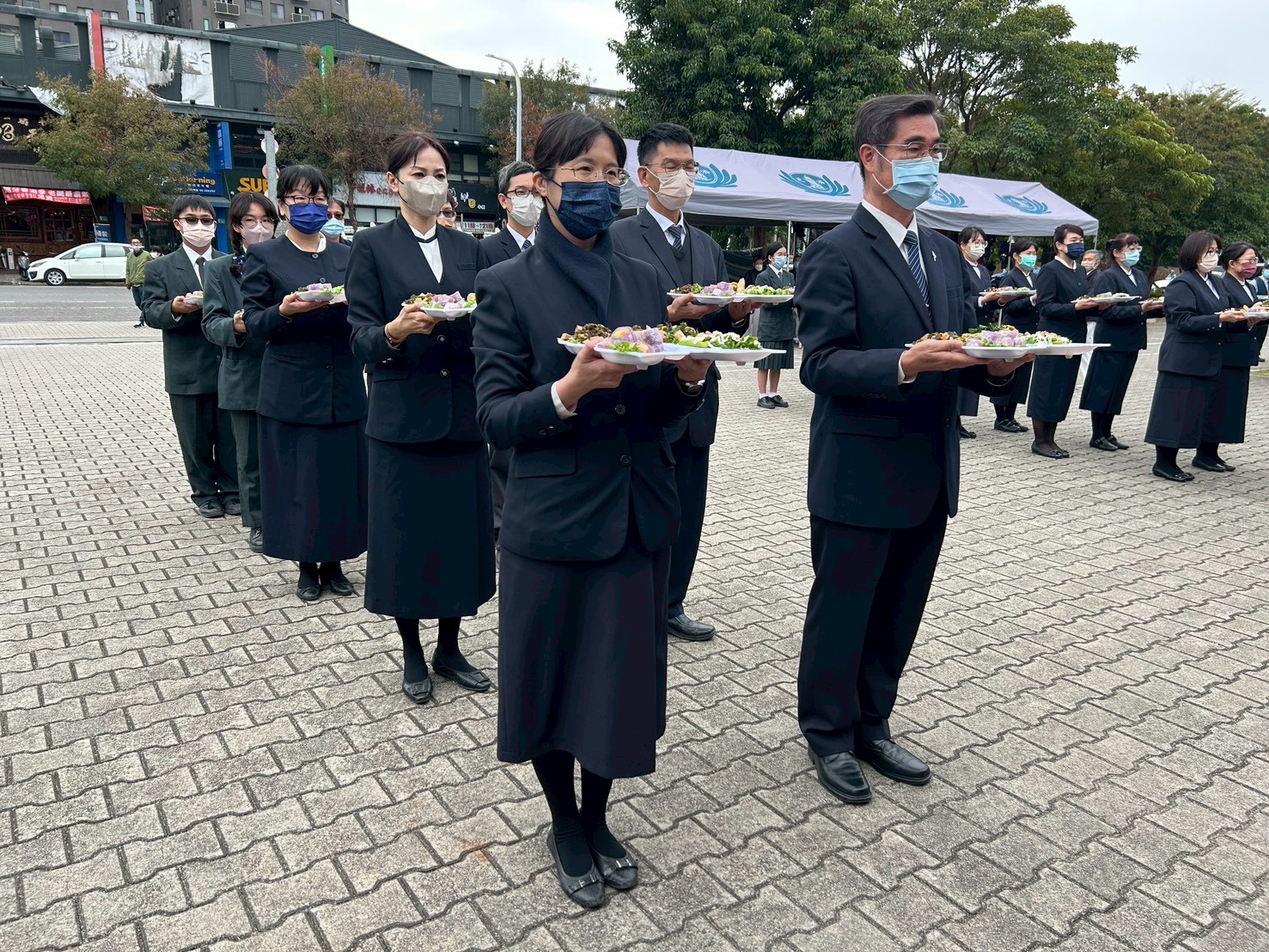 安平聯絡處上菜秀於戶外進行彩排，師生們在寒風下依舊精神抖擻。