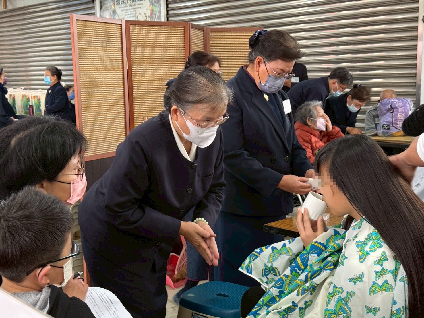臺南慈中親師生在各站點用真誠心陪伴感恩戶。