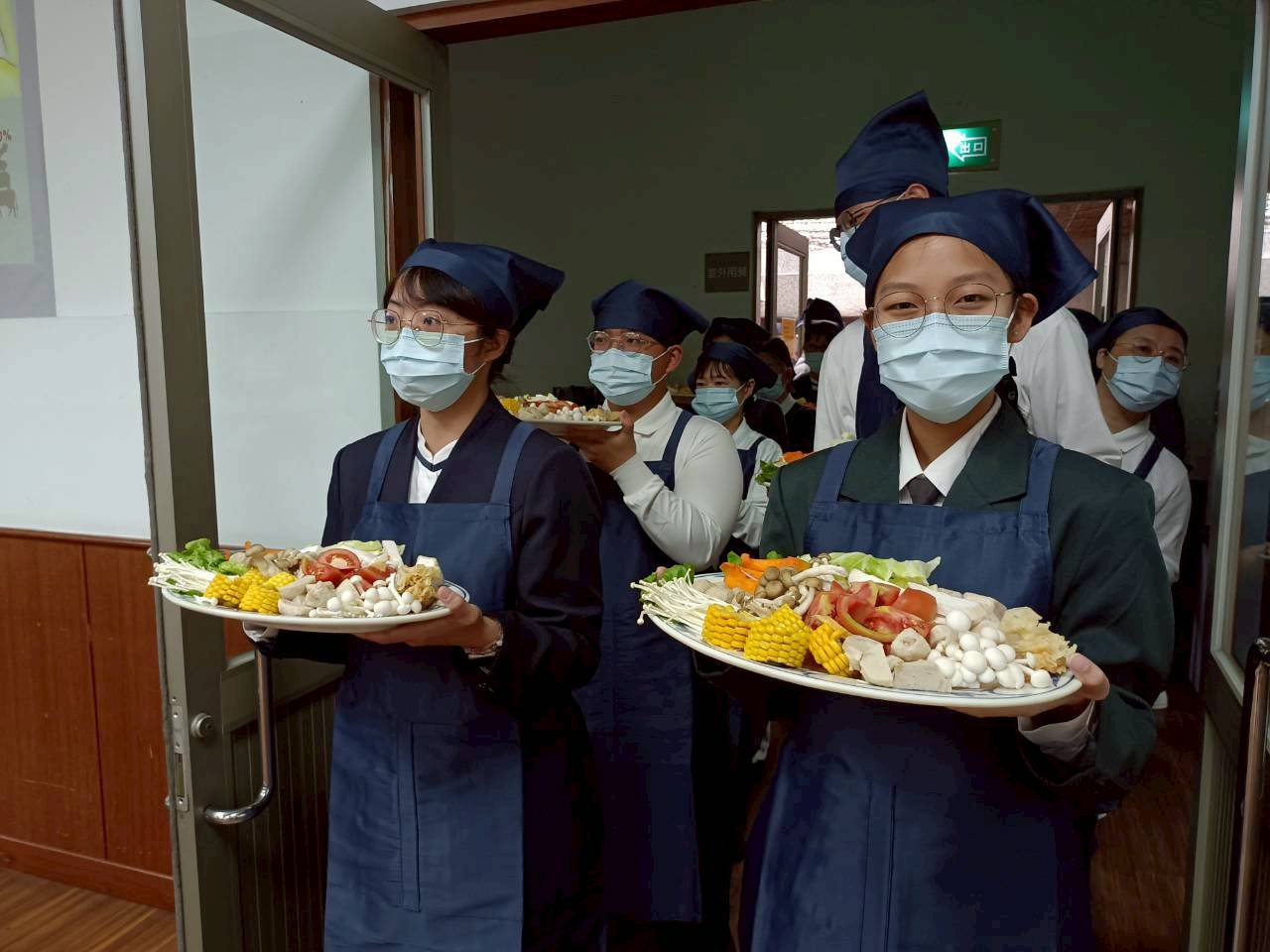 雙手捧著美味佳餚，師生們內心期待著將這份祝福端上桌。