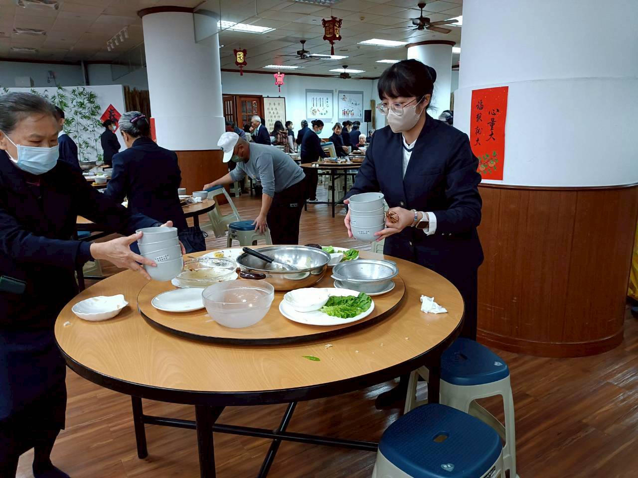 和感恩戶共同圍爐後，師長們如在自家吃飽飯，主動和師兄師姊們一起收拾飯桌。