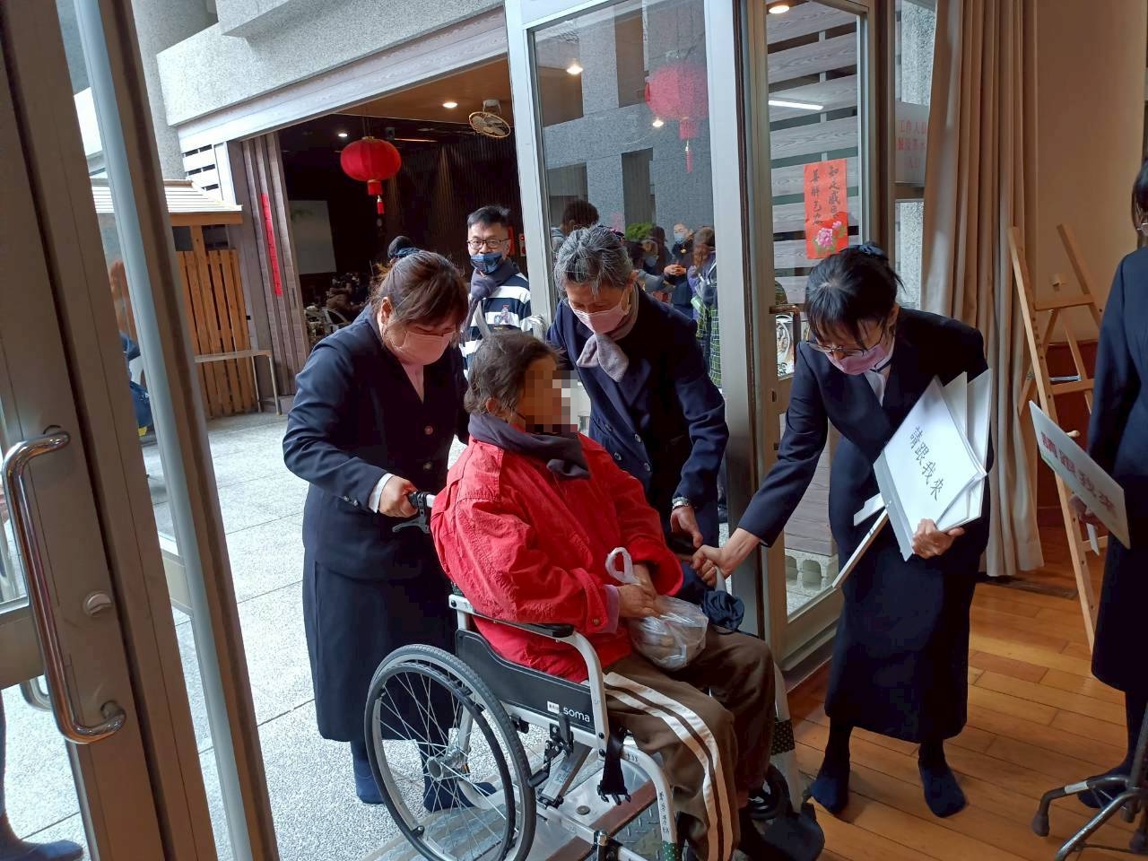 幼兒園老師們積極協助坐輪椅的長者進出闖關場地。