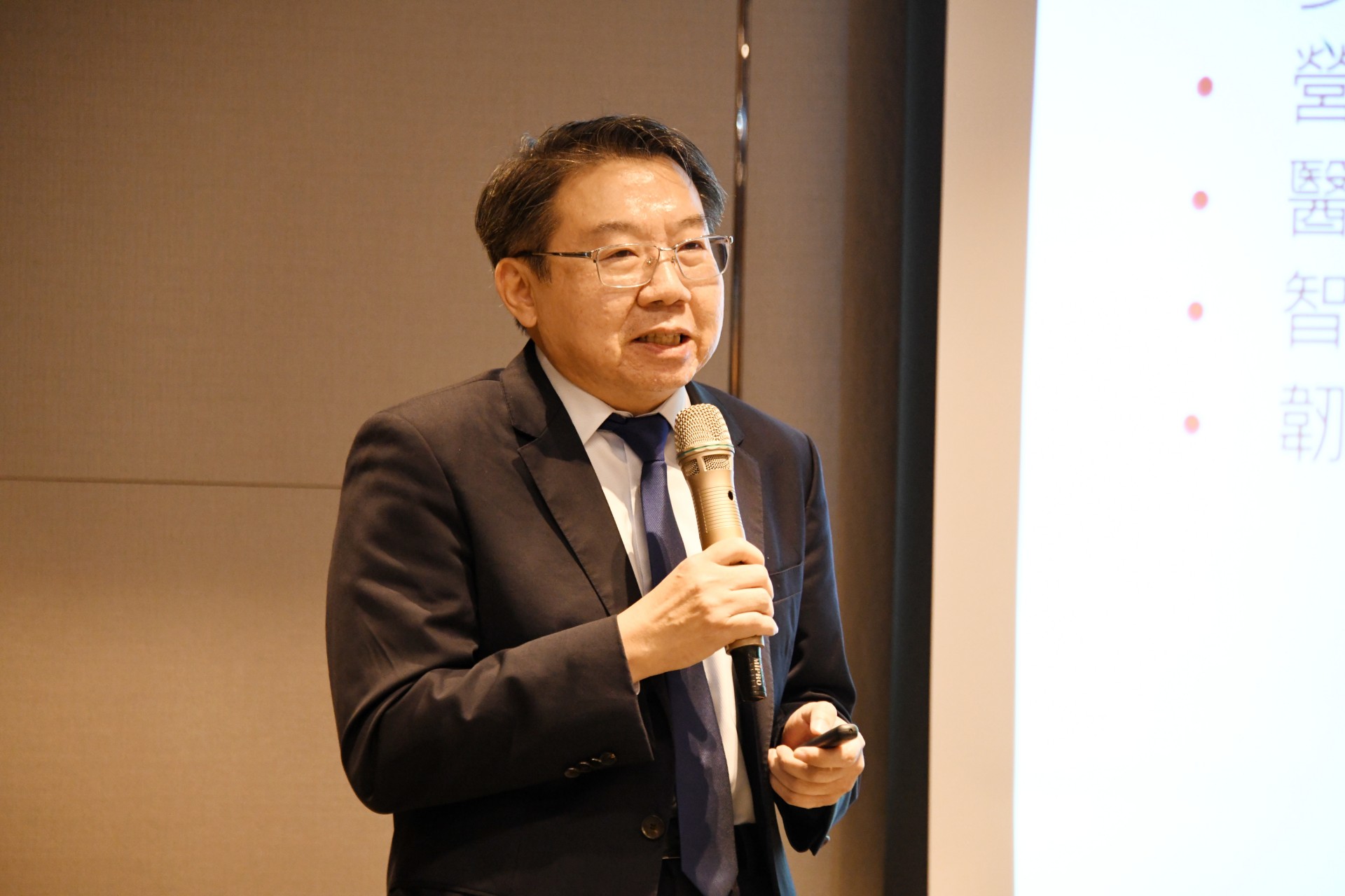 臺北榮民總醫院副院長李偉強以「唯變不變」為題，分享北榮的轉型經驗。