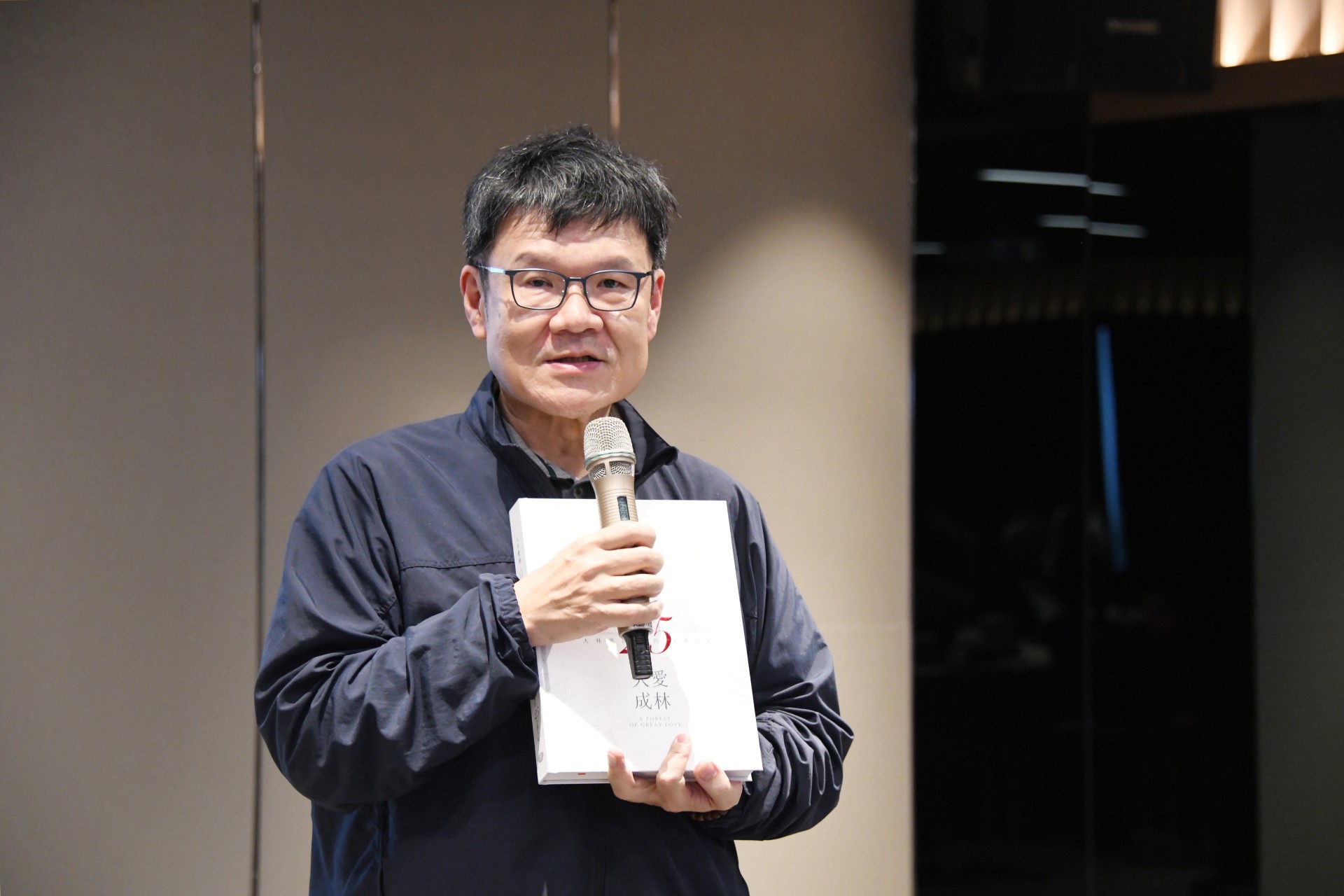 急診部主任暨公共傳播室主任李宜恭，現場介紹由公共傳播室同仁匯整25年的大林慈院歷史編寫而成的專書。