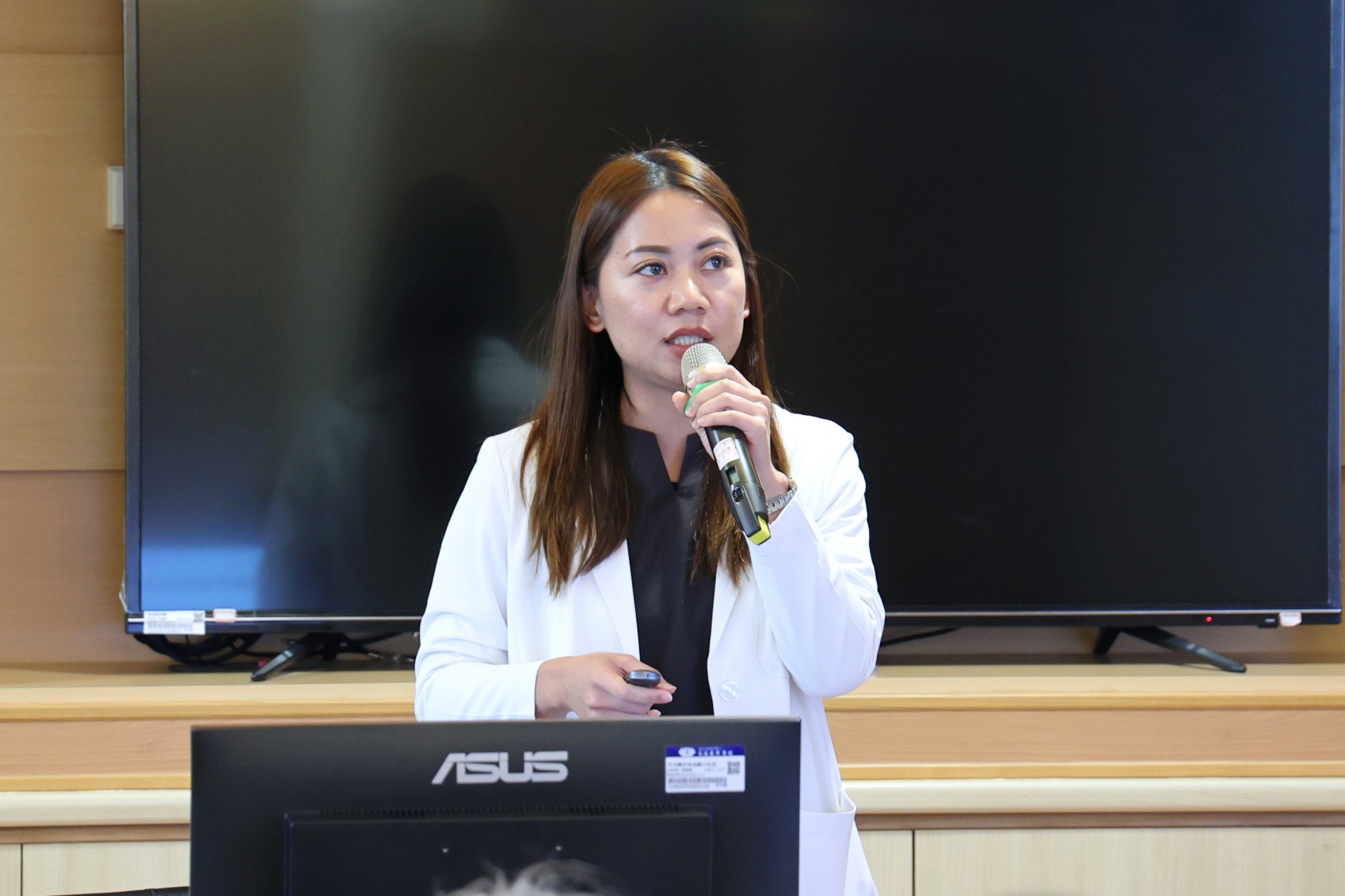 婦產科主治醫師停寧萱則分享性侵害驗傷與採證流程，她指出，性侵案件的證據具有時效性，醫療人員必須在兼顧被害人身心與隱私的前提下，謹慎完成每一個步驟，避免造成二次傷害，同時確保證據在司法程序中具備完整性與證據力。