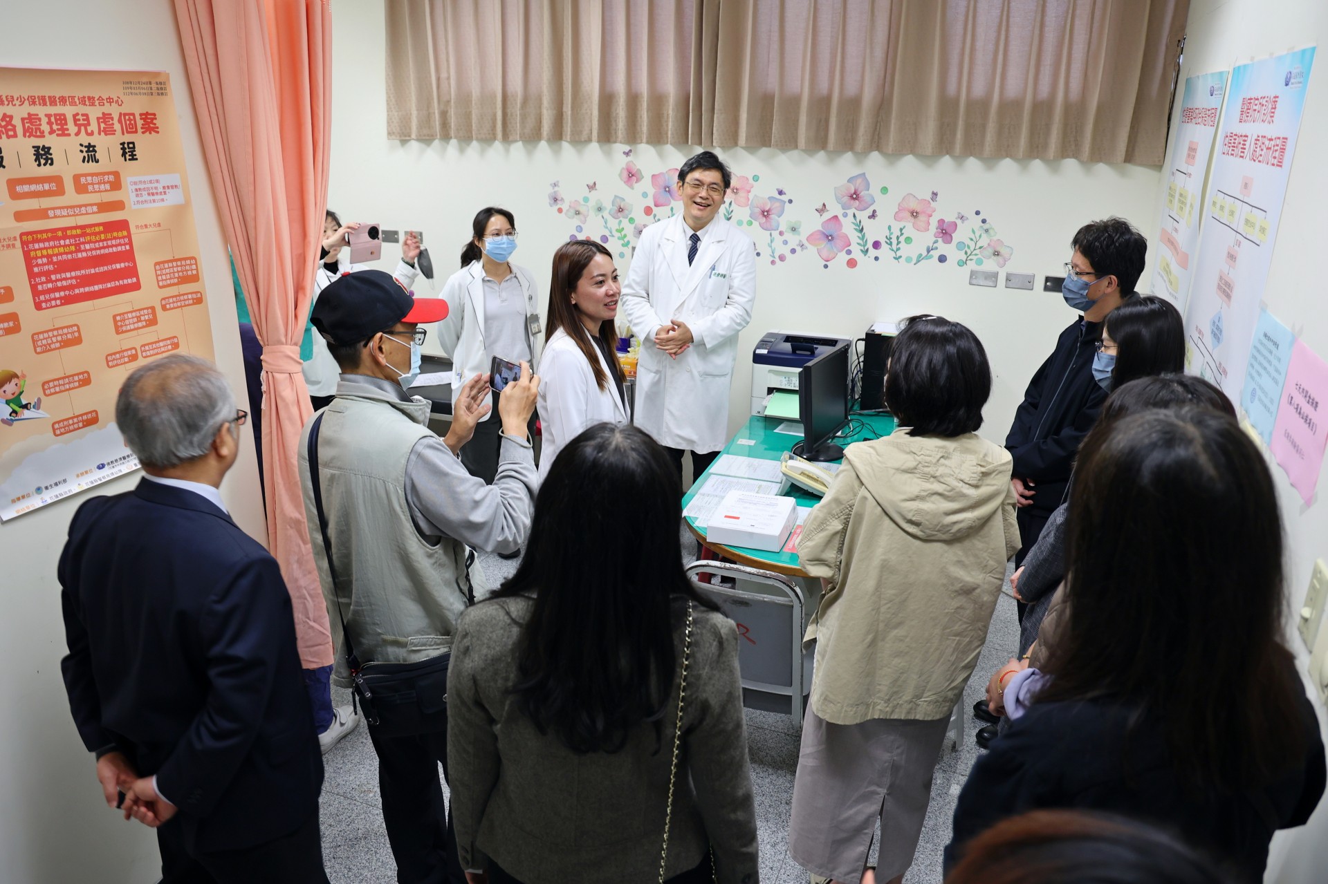 兒保醫療中心主任張雲傑介紹中心運作模式及辨識兒虐傷勢、婦產科主治醫師停寧萱分享性侵害驗傷與採證流程，並實地走訪驗傷空間，促進醫療與司法在偵審兒少保護案件上的理解與合作。