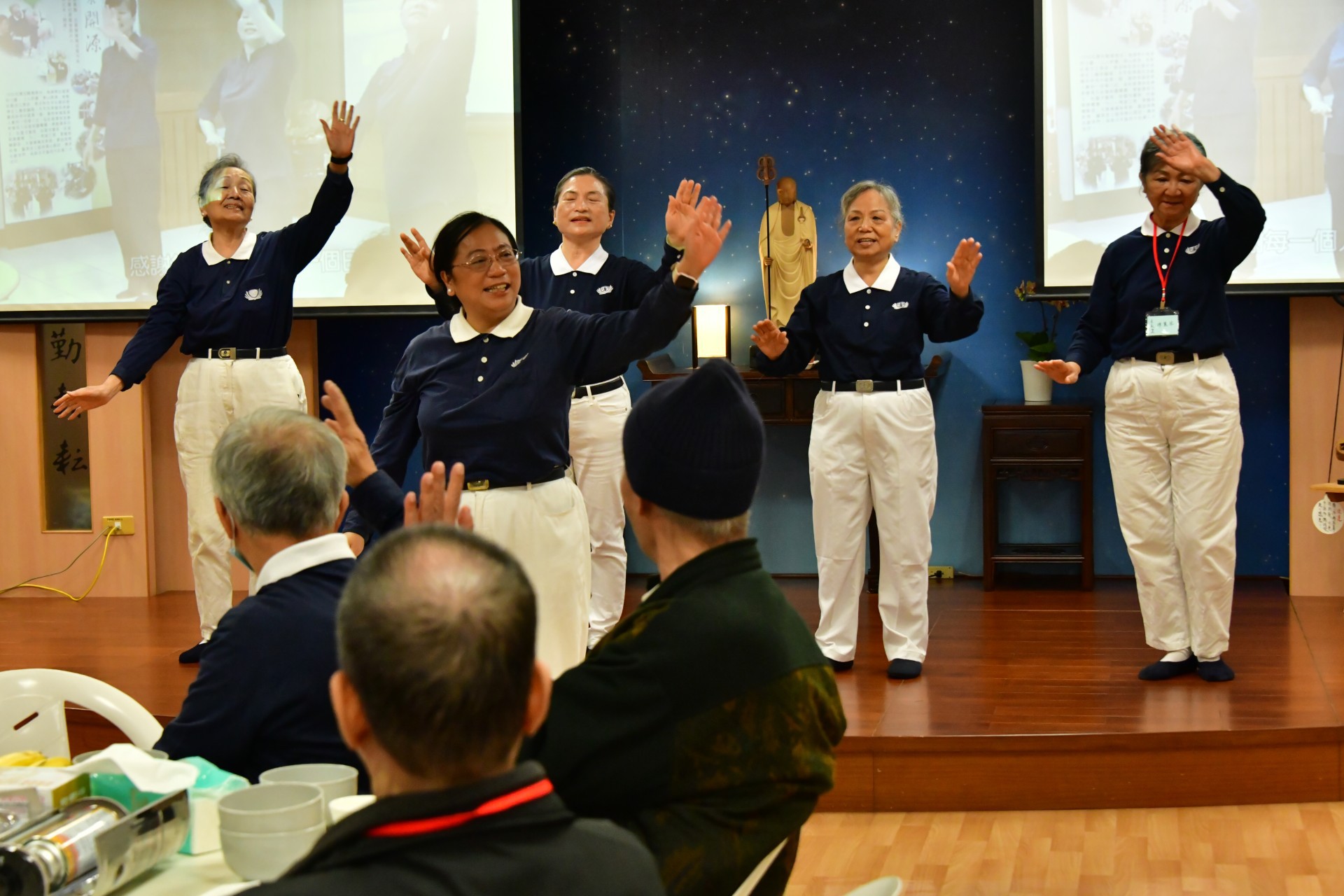 活動前夕，臺北市士林區志工團隊則特地邀約三十七位獨居長者齊聚大同靜思堂，共同迎接新年的到來。