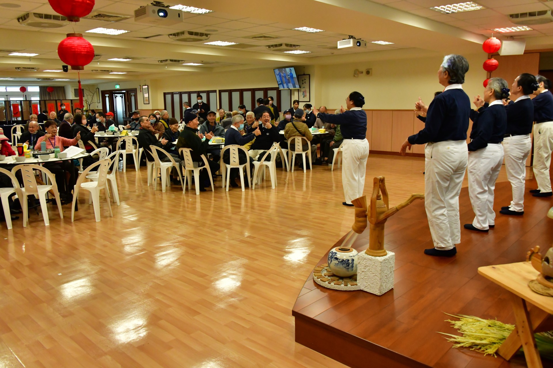 團隊以慈濟歌選《感謝天感謝地》一起帶動長者手語。