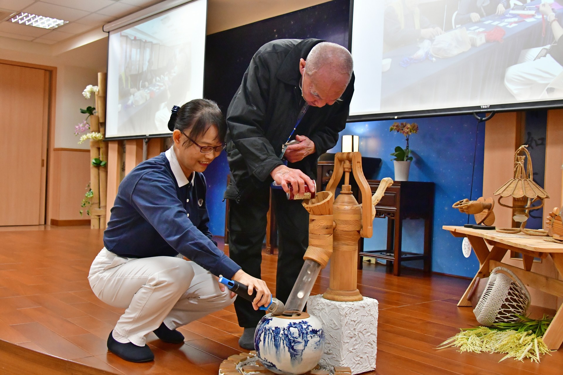 長者投下日常存下的竹筒，將點滴善心匯聚回饋社會形成正能量。