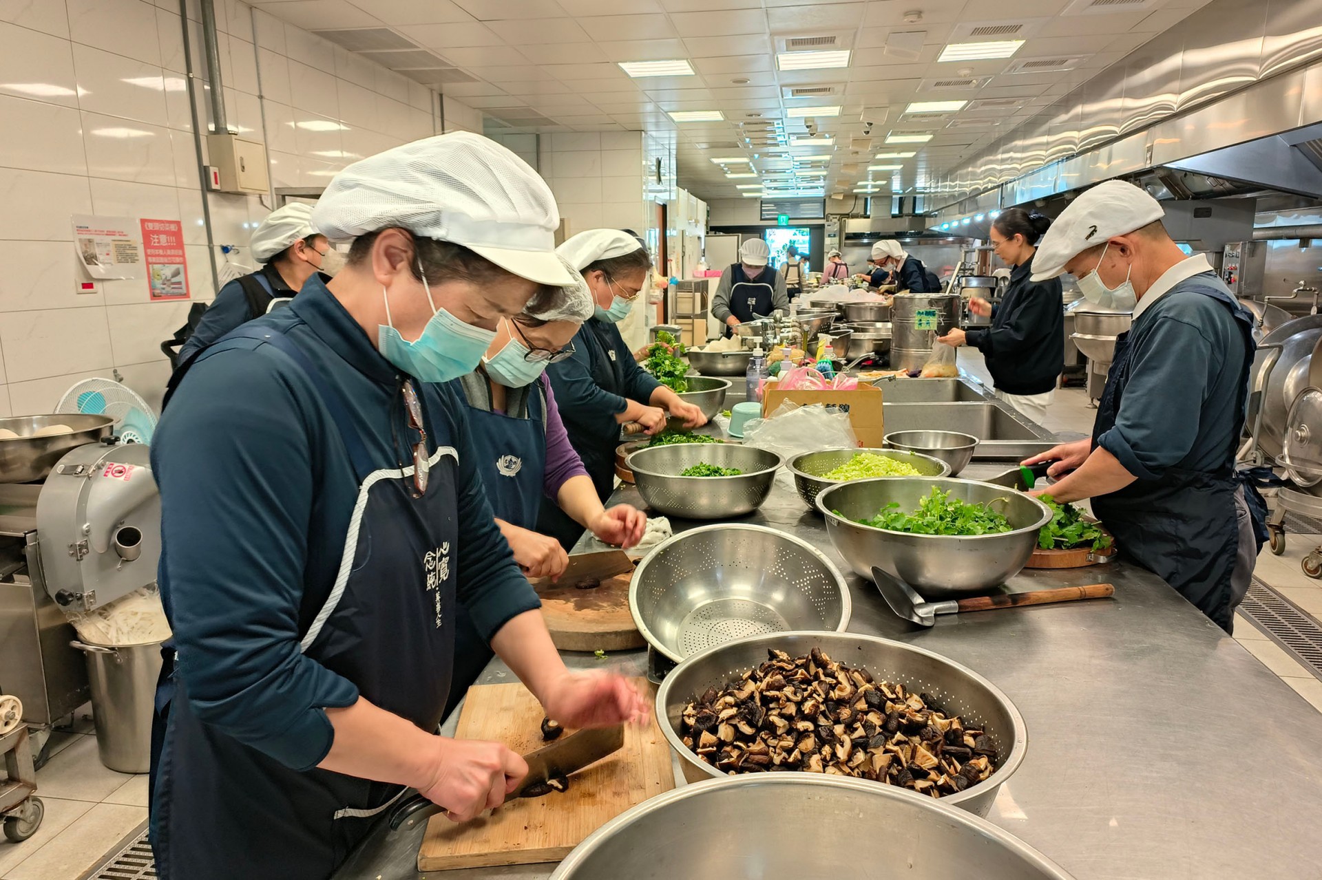 為了準備美味的圍爐宴，主廚早已精心規劃菜色。當天每桌皆有八道年菜，象徵「發」與「八仙齊聚」的吉祥寓意，讓佳餚相伴，開啟一整年的喜氣與好運。