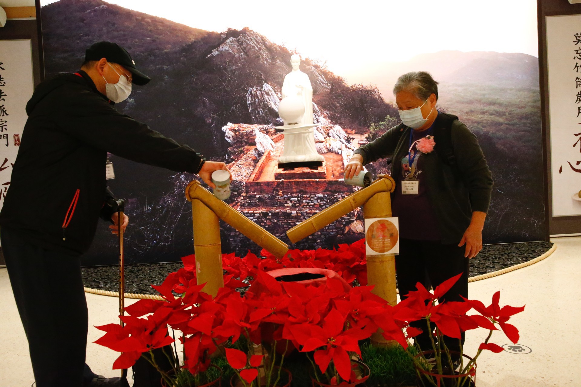 張先生偕同母親翻轉手心向下，已經連續三年帶竹筒回娘家。